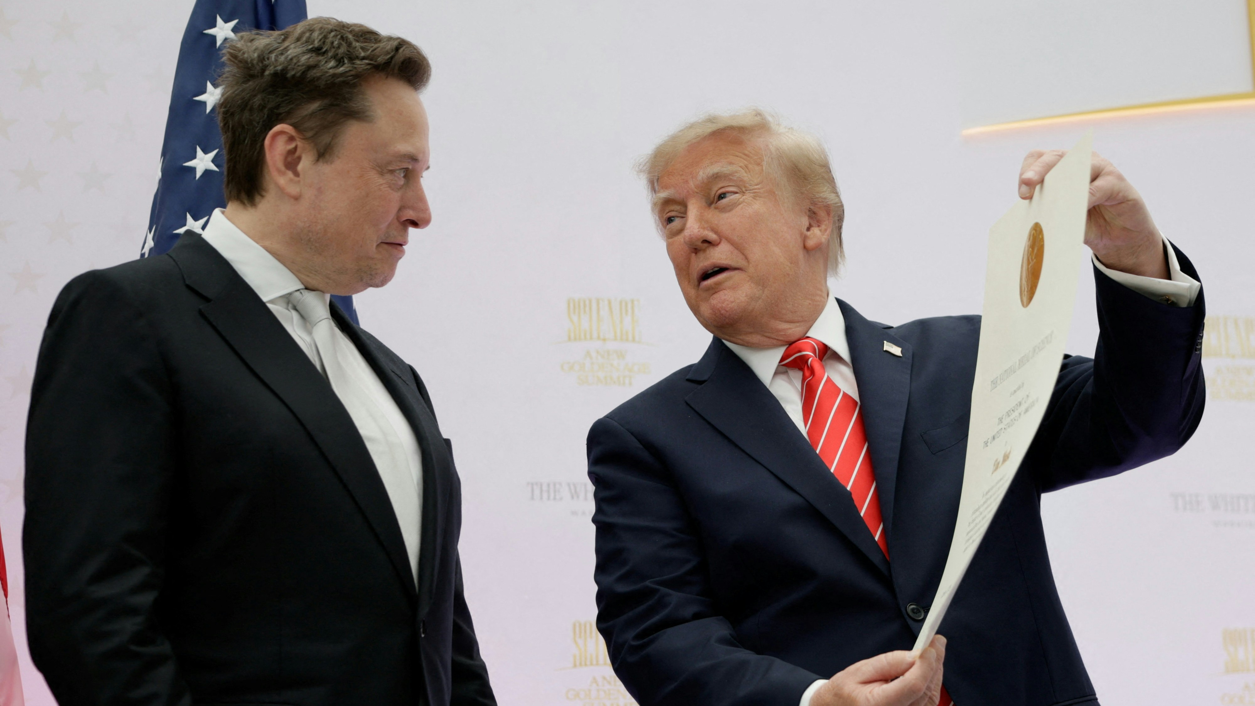 2026年10月8日，美国华盛顿，总统特朗普（Donald Trump，右）向特斯拉行政总裁马斯克（Elon Musk，左）颁发国家科学奖。（Reuters）