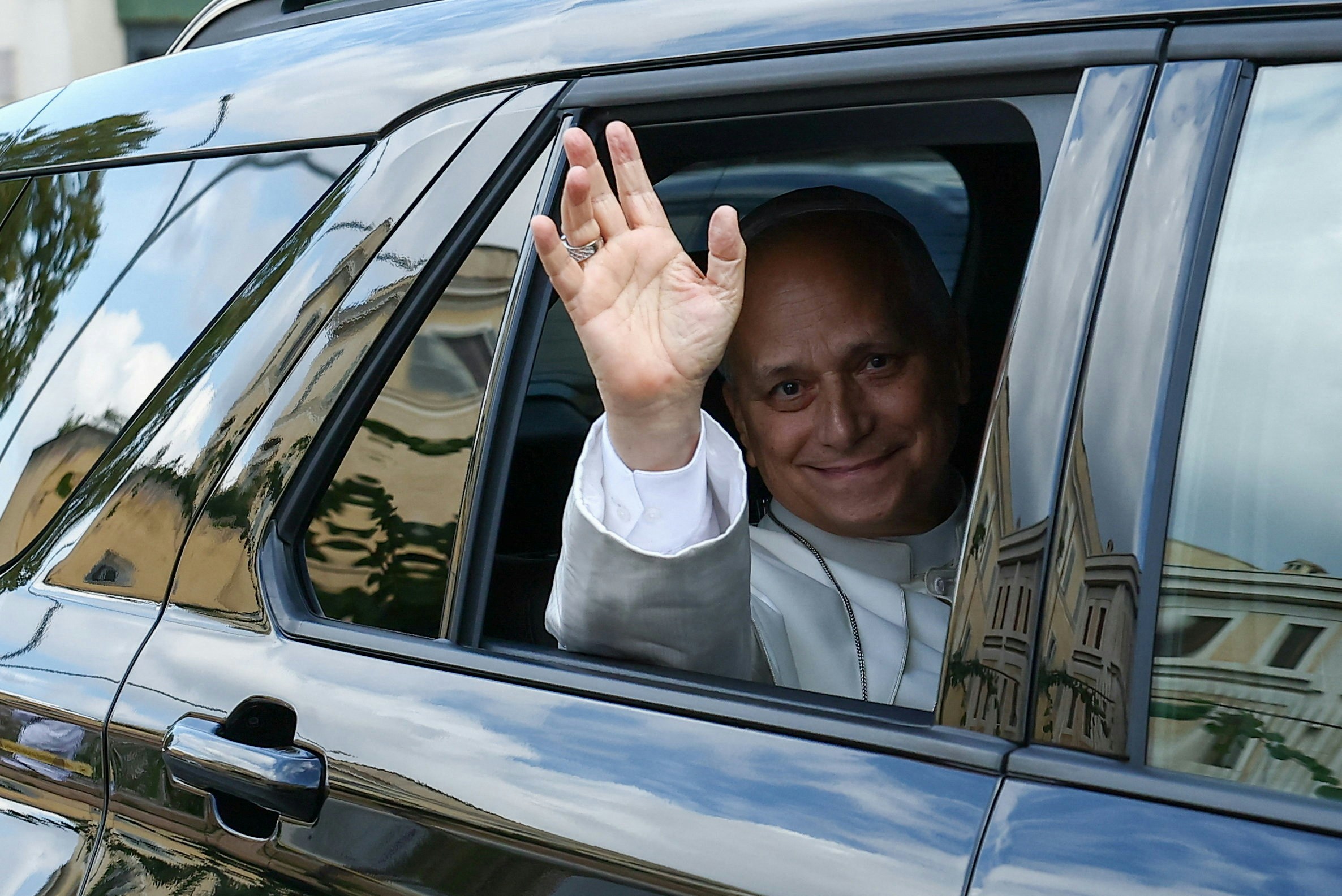 2026年10月17日，教宗良十四世（Pope Leo XIV）在住院4天后，离开位于罗马的医院（Reuters）
