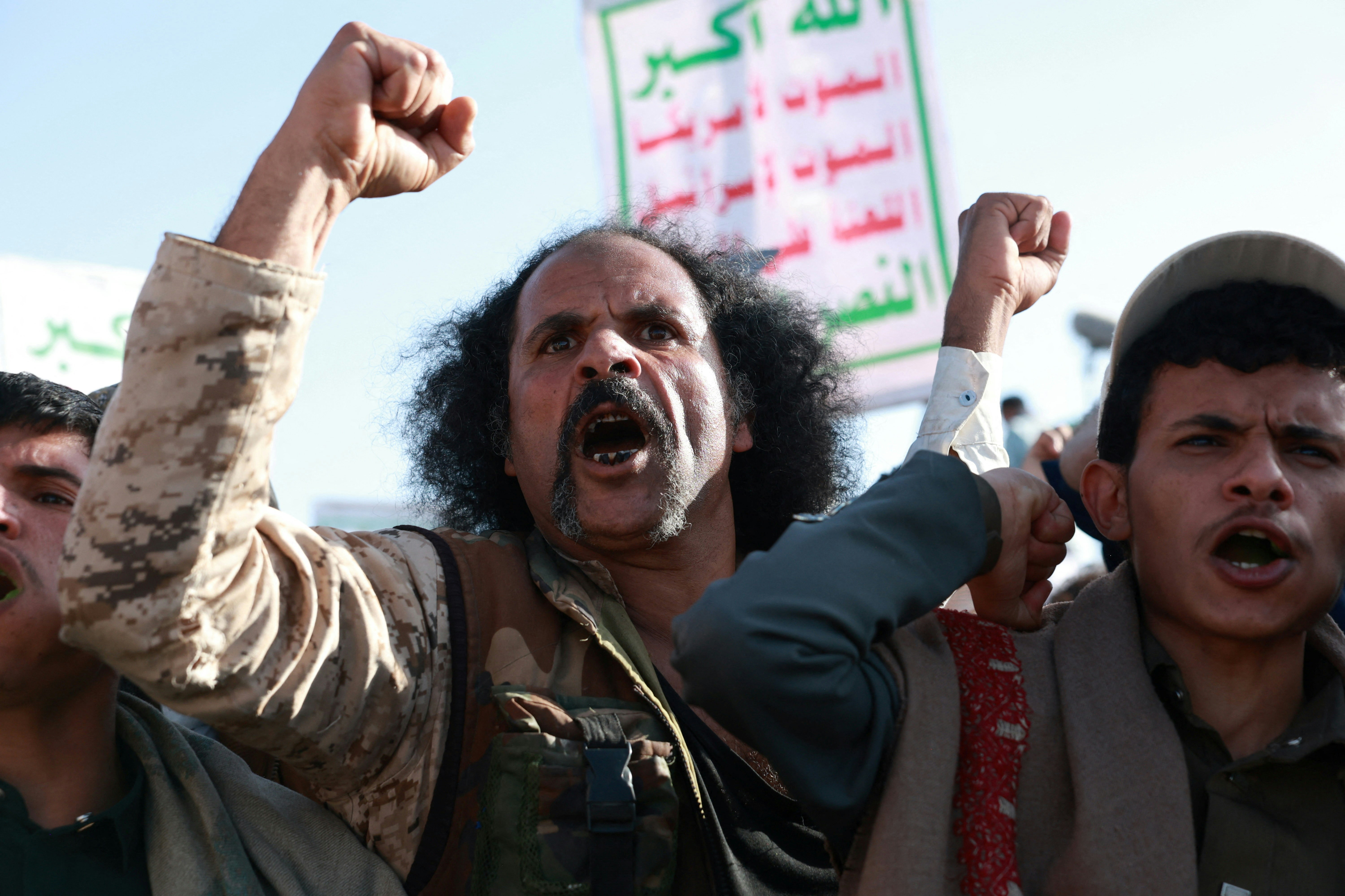 2026年10月9日，在也门萨那（Sanaa），胡塞武装（Houthi）支持者高呼口号集会，以示对该运动的支持，与此同时，也门多条战线的战斗加剧。（Reuters）