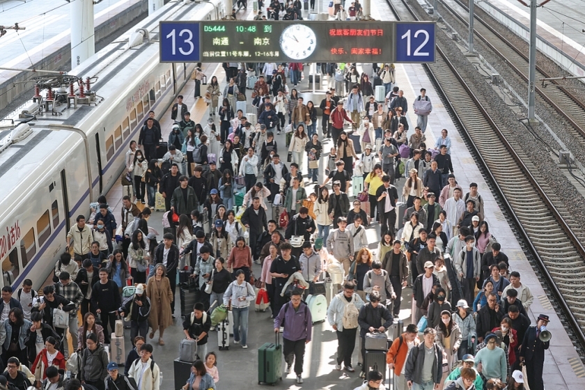 2026年10月7日，南京，全国铁路迎来返程客流最高峰。图：泱波/中新社/视觉中国
