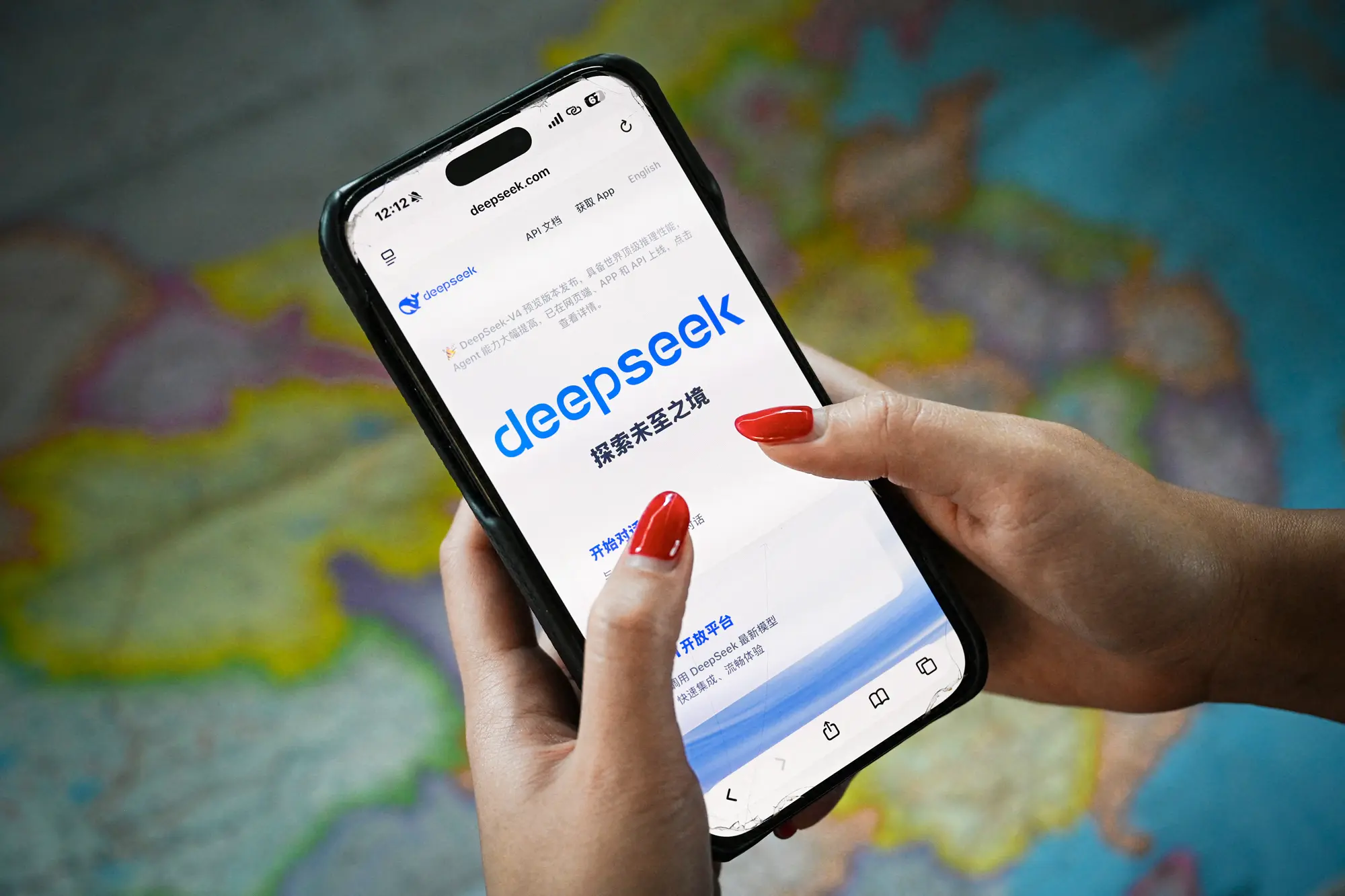 这张照片展示的是2026年4月28日北京一部手机上安装的DeepSeek应用程序。OpenAI指责这家中国初创公司使用美国技术训练其大型语言模型，采用了一种名为「蒸馏」的技术。（Greg Baker/AFP via Getty Images）