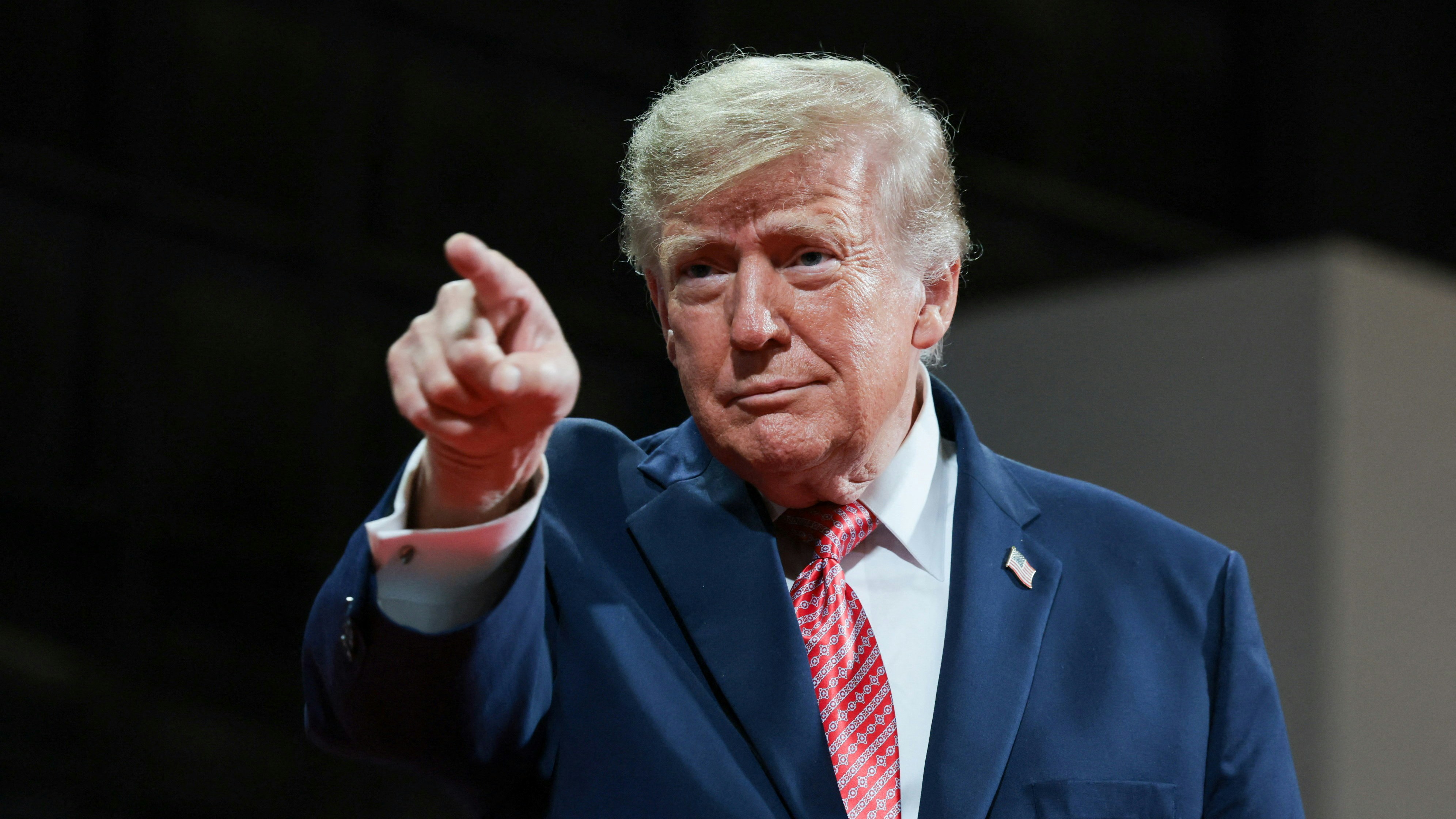 2026年10月19日,美国堪萨斯州,总统特朗普(Donald Trump)出席共和党竞选集会时做出手势。(Reuters)