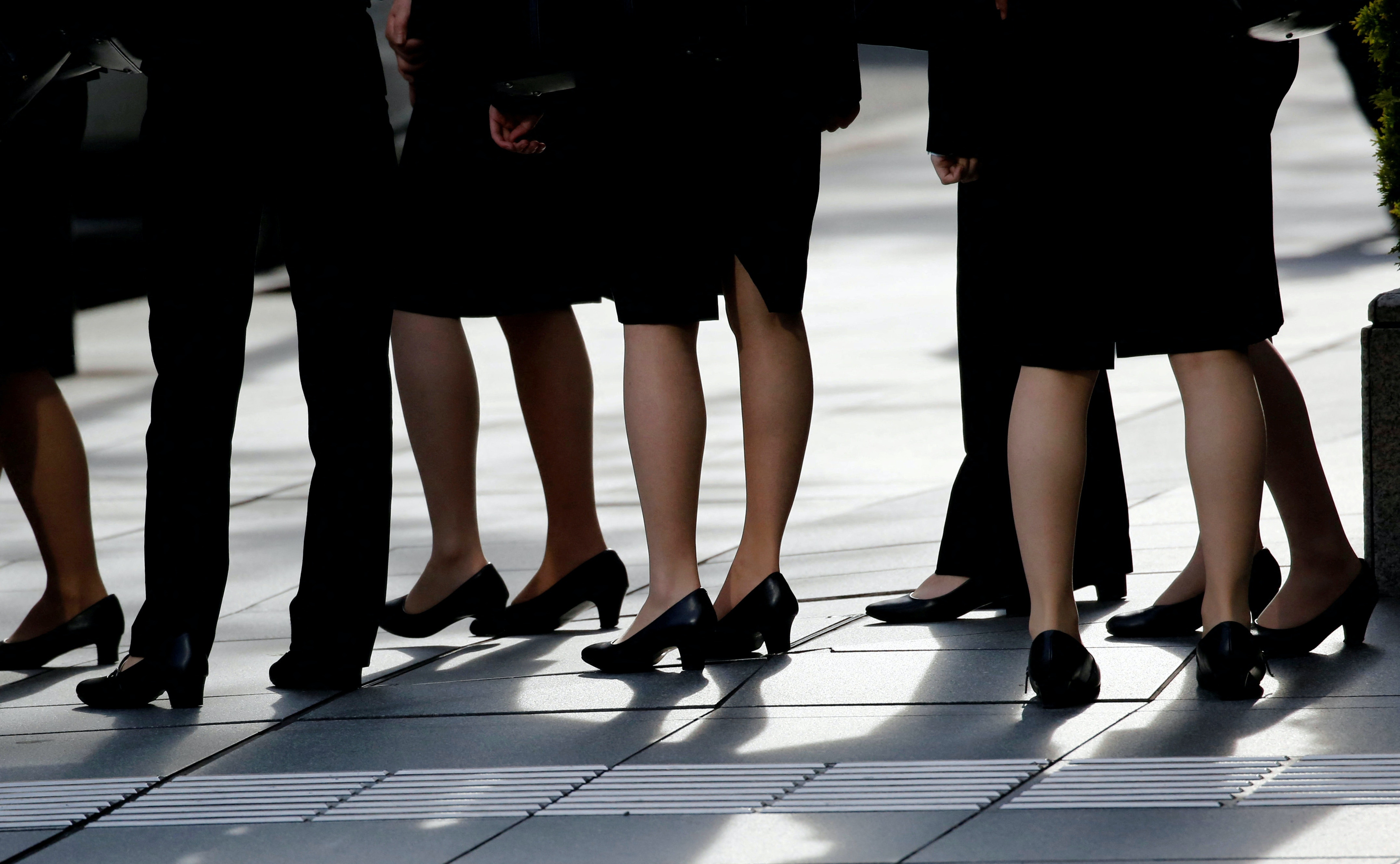 日本就业市场：图为2019年6月4日，日本东京商业区，一批日本女子走在路上。（Reuters）