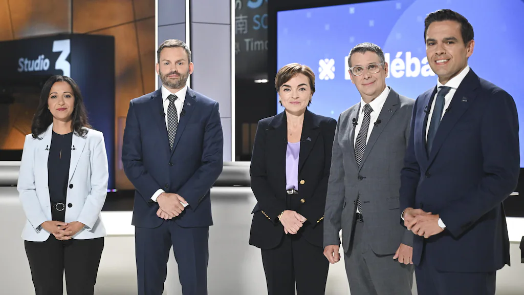 左起：魁北克团结党联合发言人加扎尔（Ruba Ghazal）、魁人党党魁圣皮埃尔·普拉蒙东（Paul St-Pierre Plamondon）、魁北克未来联盟党魁弗雷谢特（Christine Fréchette）、魁北克保守党党魁迪埃姆（Éric Duhaime）以及魁北克自由党党魁米利亚德（Charles Milliard）。