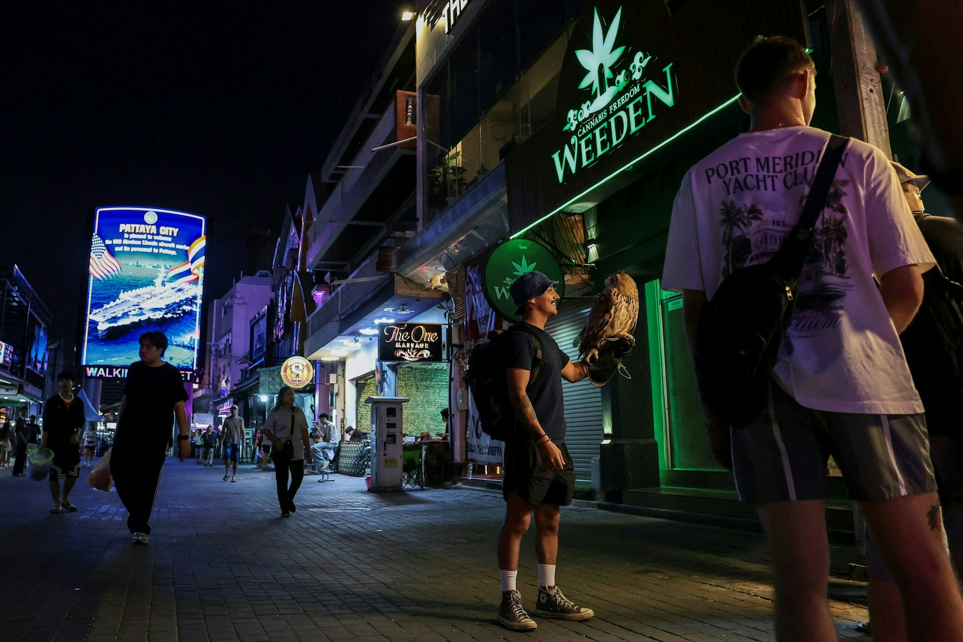 许多船员藉上岸的机会观光，买买袜子、吃点像样的食物，或做足部护理。（路透社）