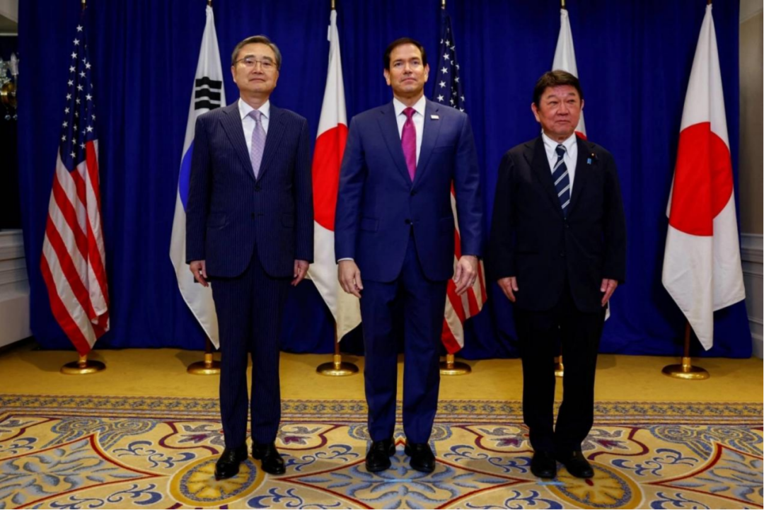 ◆ 韩国外交部长赵显（左）、美国国务卿鲁比奥（中）和日本外务大臣茂木敏充在纽约出席联合国大会期间合影。（图源：路透社）