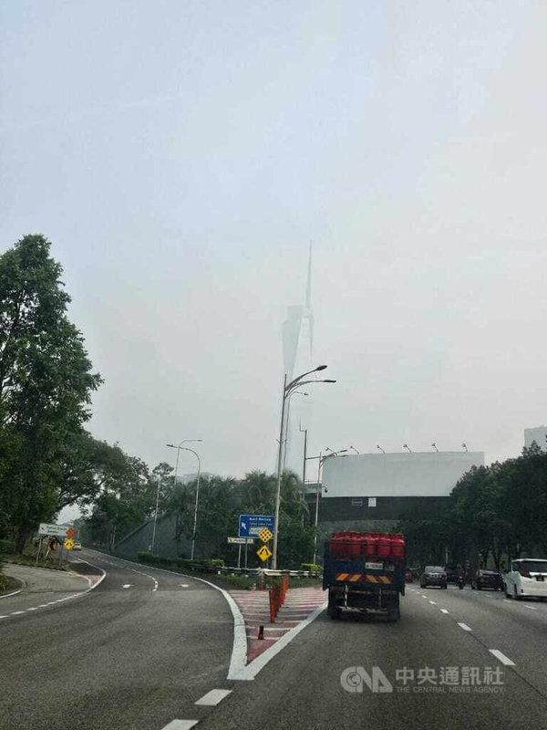 马来西亚持续受到跨境霾害影响，吉隆坡市区天空灰蒙蒙，远处的地标摩天大楼笼罩在烟霾中，轮廓模糊。中央社记者黄自强吉隆坡摄　115年10月14日