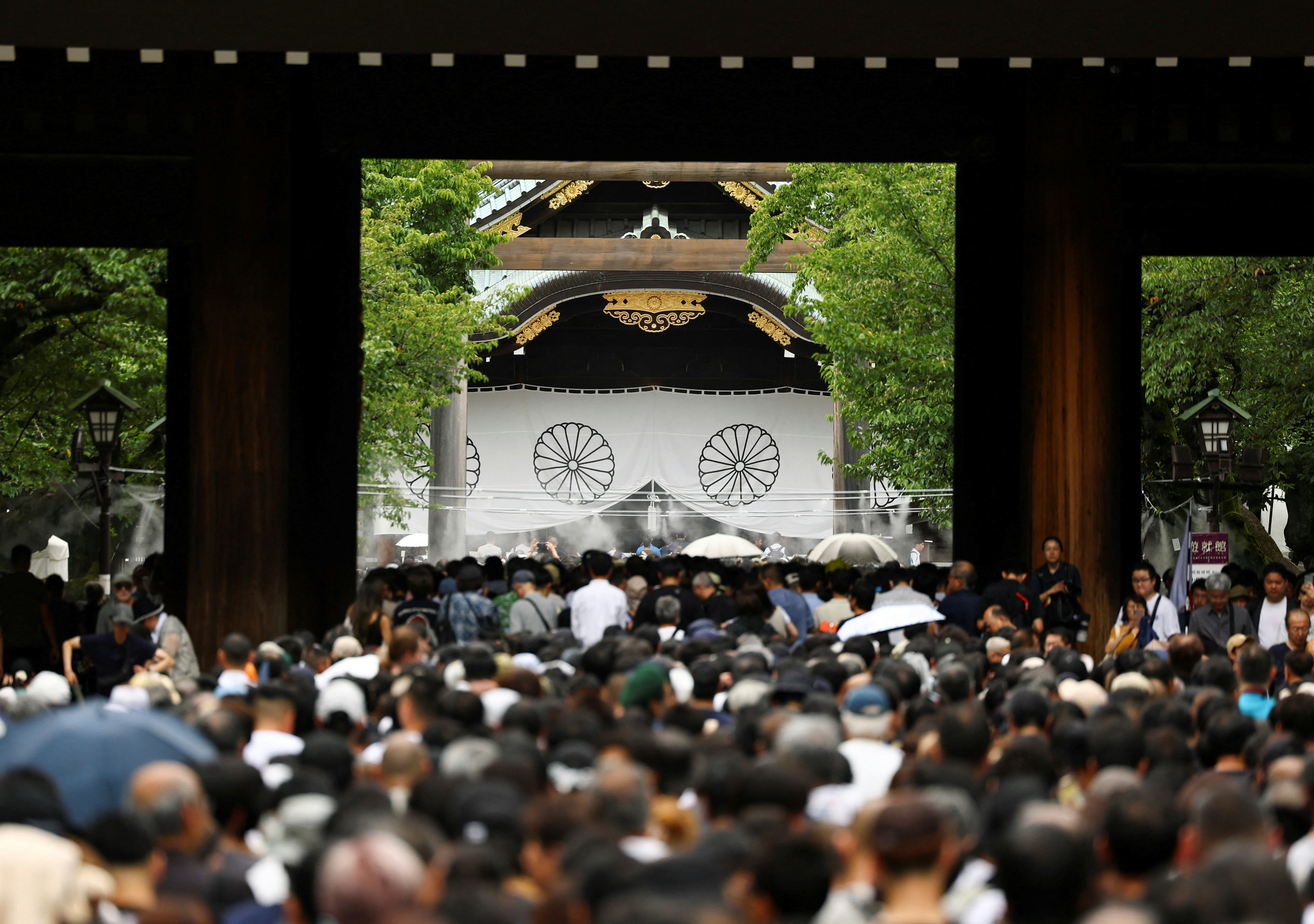 2026年8月15日，日本东京，民众前往靖国神社，悼念二战中的阵亡将士，纪念日本在二战中投降81周年。（Reuters）