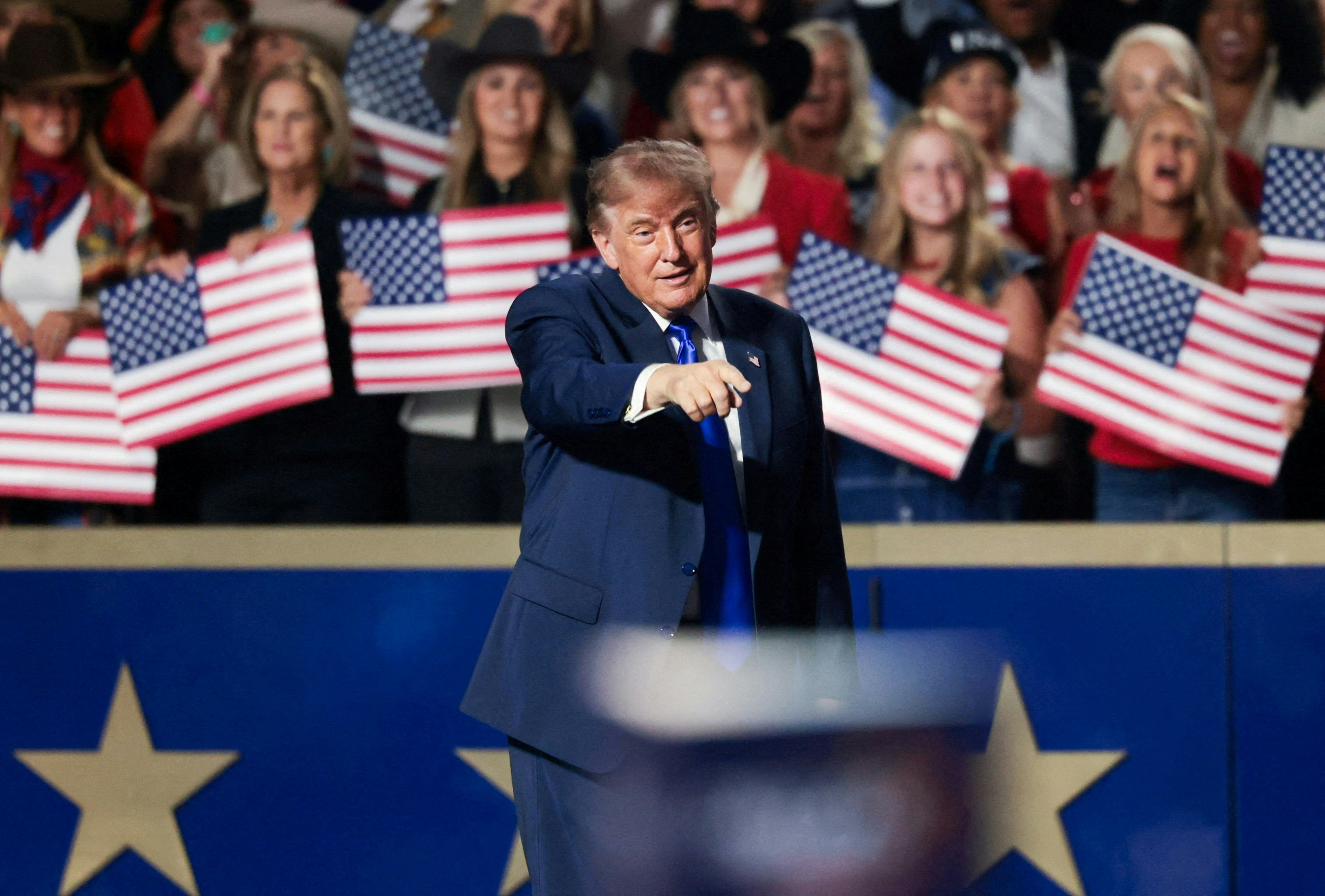 2026年9月9日，美国总统特朗普（Donald Trump，又译川普）在德州进行共和党全国中期选举大会演讲后做出手势。（Reuters）