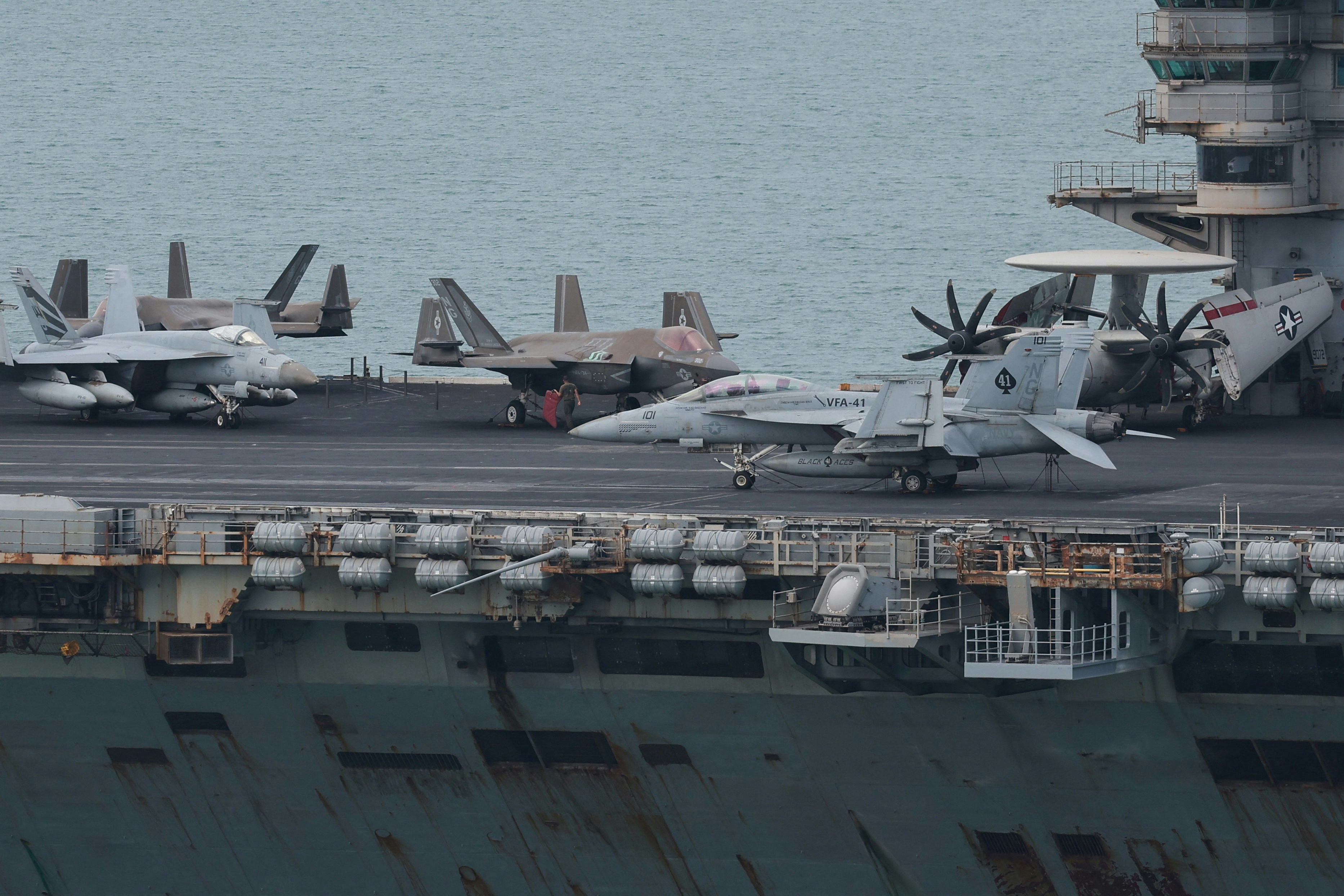 2026年9月2日，美国海军航空母舰「林肯号」结束中东的长期部署后，驶向泰国春武里府的林查班港，准备靠岸休整。图为该舰甲板上的F-35「闪电II」战机（F-35 Lightning II Aircraft）及其他战机。（Reuters）