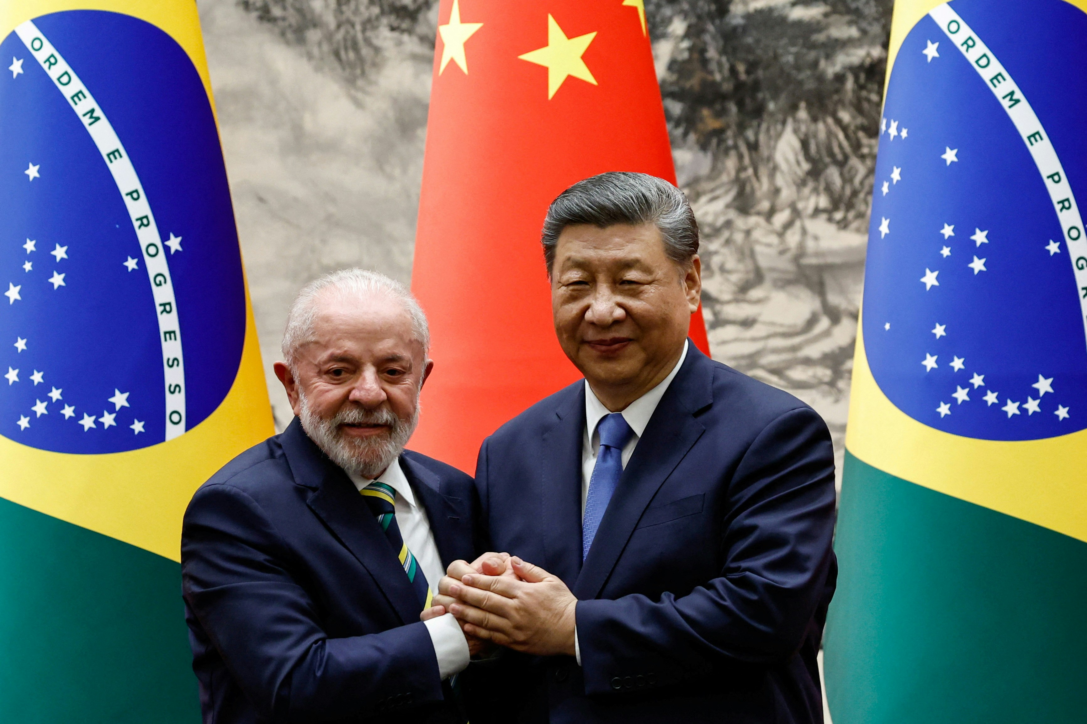 2025年5月13日,中国国家主席习近平在北京人民大会堂与巴西总统卢拉在签署仪式和联合新闻发布会后握手。(Reuters)