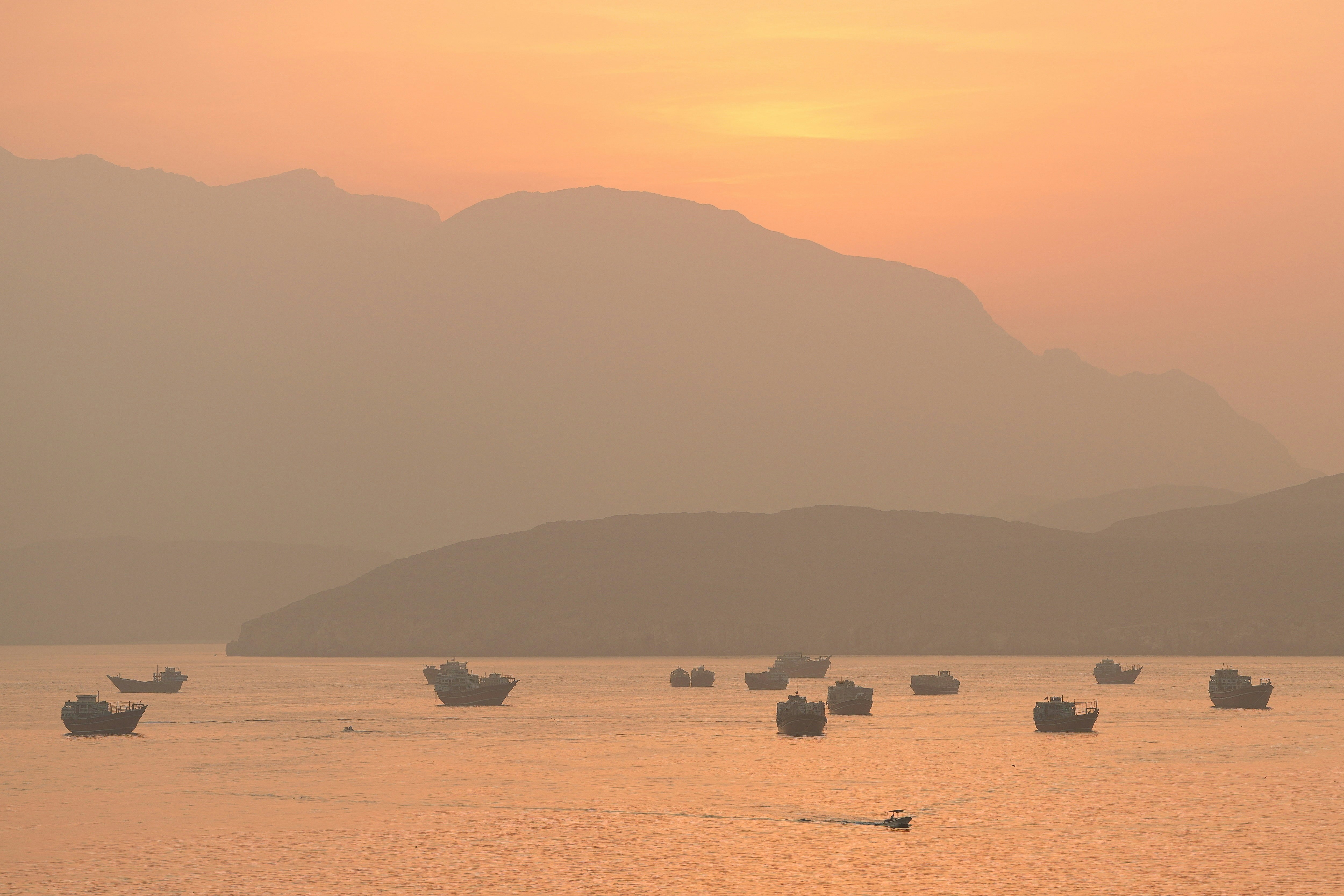2026年10月12日，从阿曼穆桑达姆（Musandam）看见在霍尔木兹海峡中的船只。（Reuters）