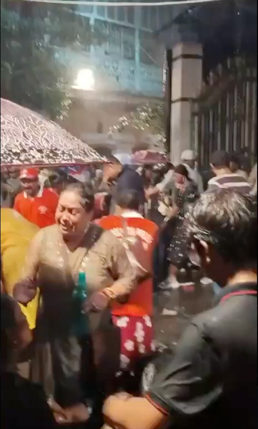 2026年10月17日，印度加尔各答（Kolkata）举行的庆祝印度教杜尔迦女神节的活动现场发生人踩人事故，造成至少18人死亡，其中包括13名妇人和1名儿童，另有至少25人受伤。据英国广播公司（BBC）报道，意外发生时突然天降暴雨，目击者称，突如其来的暴雨引发大量人群涌向出口避雨。（网络图片）