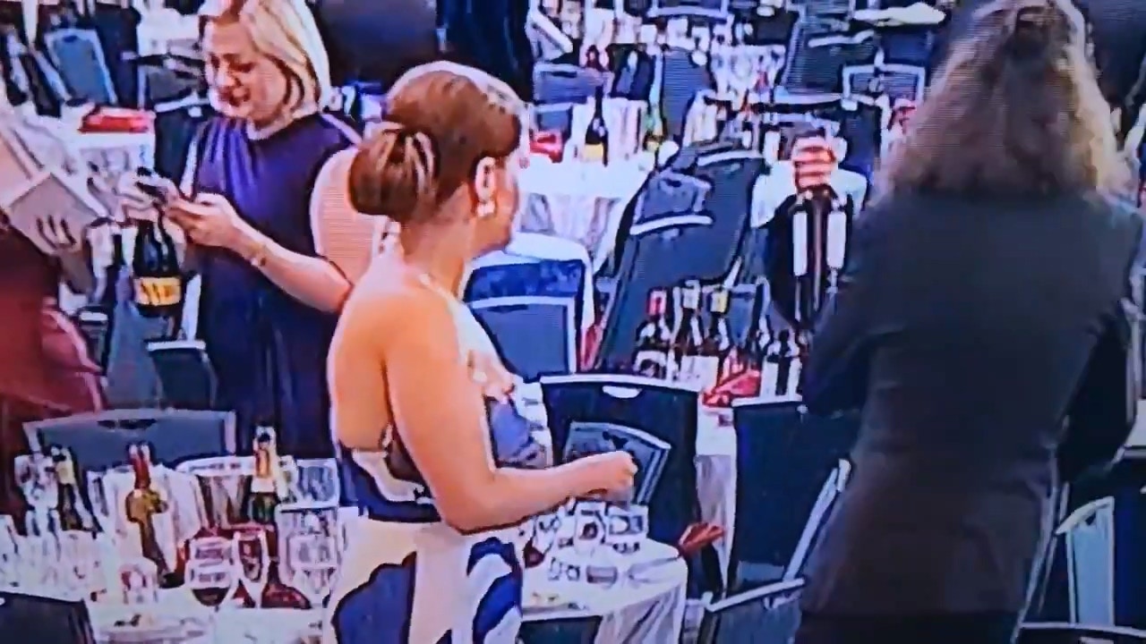 美国白宫记者协会晚宴发生枪击案，在事件过后的混乱场面中，有影片显示一名女子迅速从桌上拿取多瓶酒离开，引发网路热议。（图/翻摄自X@TeslaBoomerPapa）