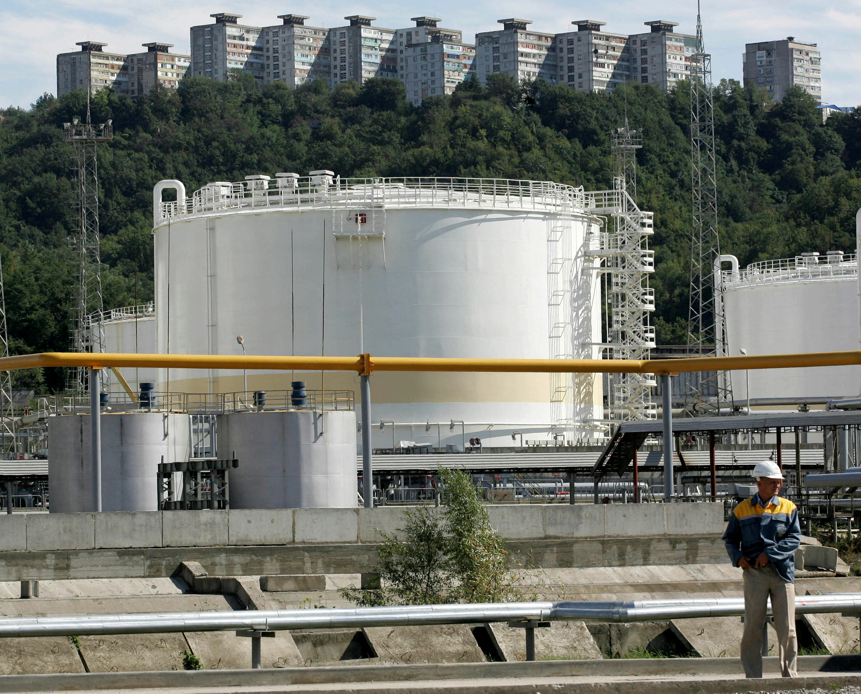 油价：图为2006年9月6日，俄罗斯国家石油公司（Rosneft）位于海滨城镇Tuapse的炼油设施。（Reuters）