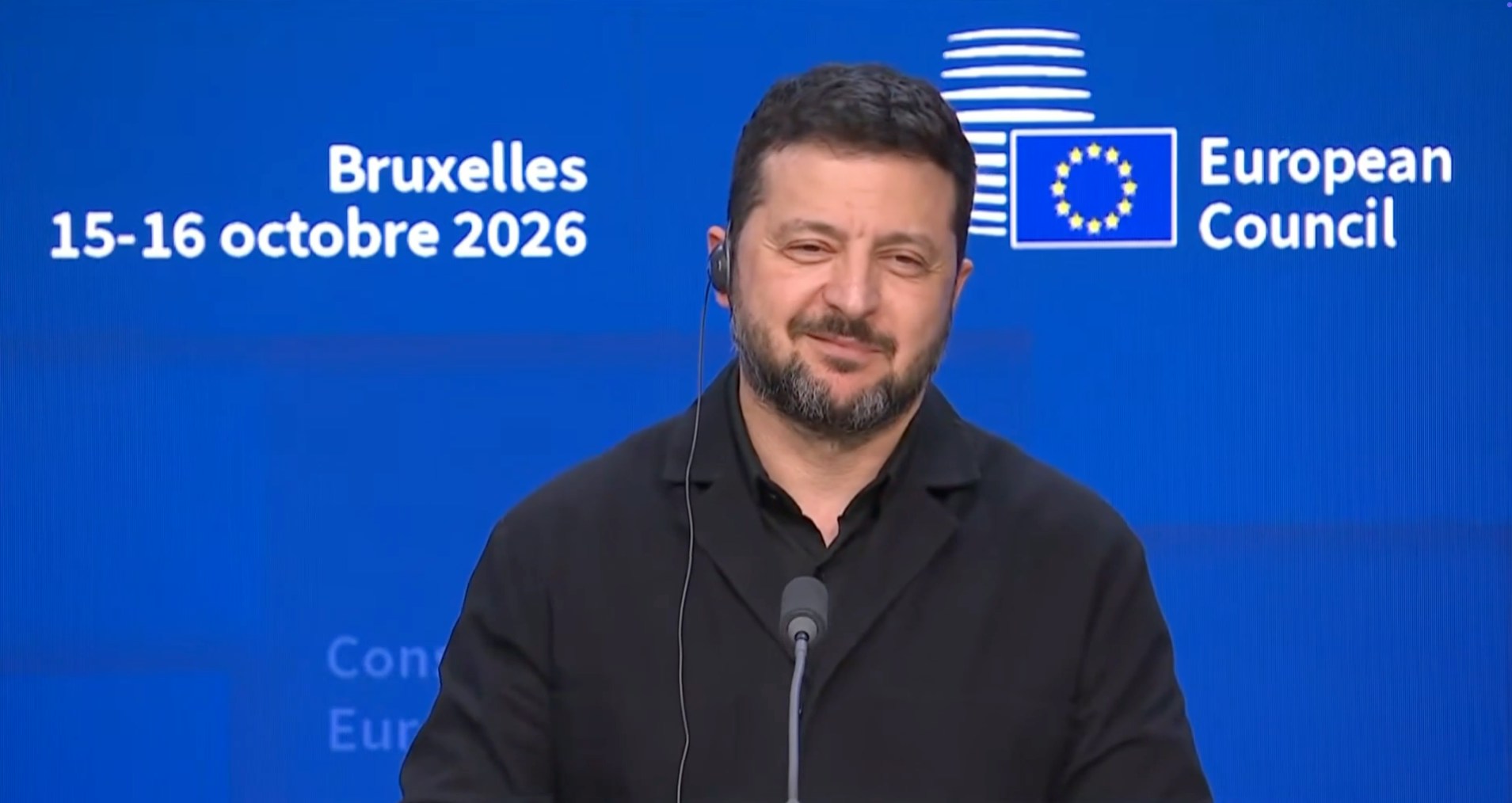 乌克兰总统泽连斯基（Volodymyr Zelenskyy）近日与美国总统特朗普（Donald Trump，又译川普）关系紧张。在欧盟领导人峰会的记者会上，当被问到特朗普是否将其在美国国内遇到的问题怪罪于他，将他当作「代罪羔羊」（scapegoat）时，泽连斯基沉默良久，其后仅报以微笑，并称这就是他的回应，引来现场记者的哄堂大笑。