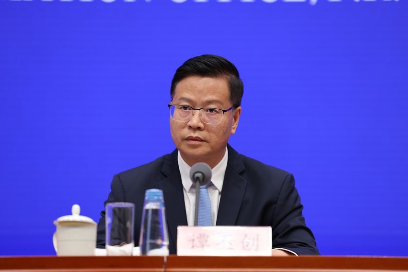 2024年9月至2025年10月担任柳州市委书记的广西自治区统战部部长谭丕创，近日在《学习与研究》杂志上撰文称，柳州市穷尽一切手段、排除一切困难化解债务风险，毫不手软打击金融犯罪，一体推动市本级债务、市属融资平台金融债务规模和平均利率持续下降，债券、非标规模持续压减。图：视觉中国
