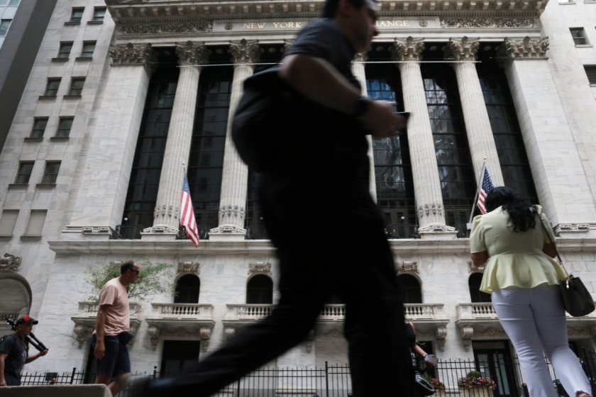 当地时间2026年9月9日，美国纽约，人们走过纽约证券交易所（NYSE）。图：视觉中国