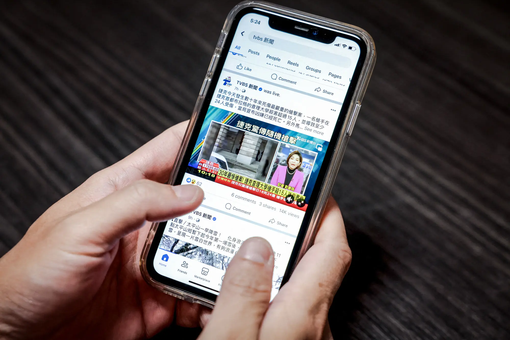 这张照片拍摄于2023年12月22日，地点是台北，一名用户正在浏览Facebook上的新闻内容。在台湾2024年1月选举前夕，中共向台湾选民投放了大量网络虚假信息，包括深度伪造视频和TikTok短视频。（I-Hwa Cheng/AFP via Getty Images）