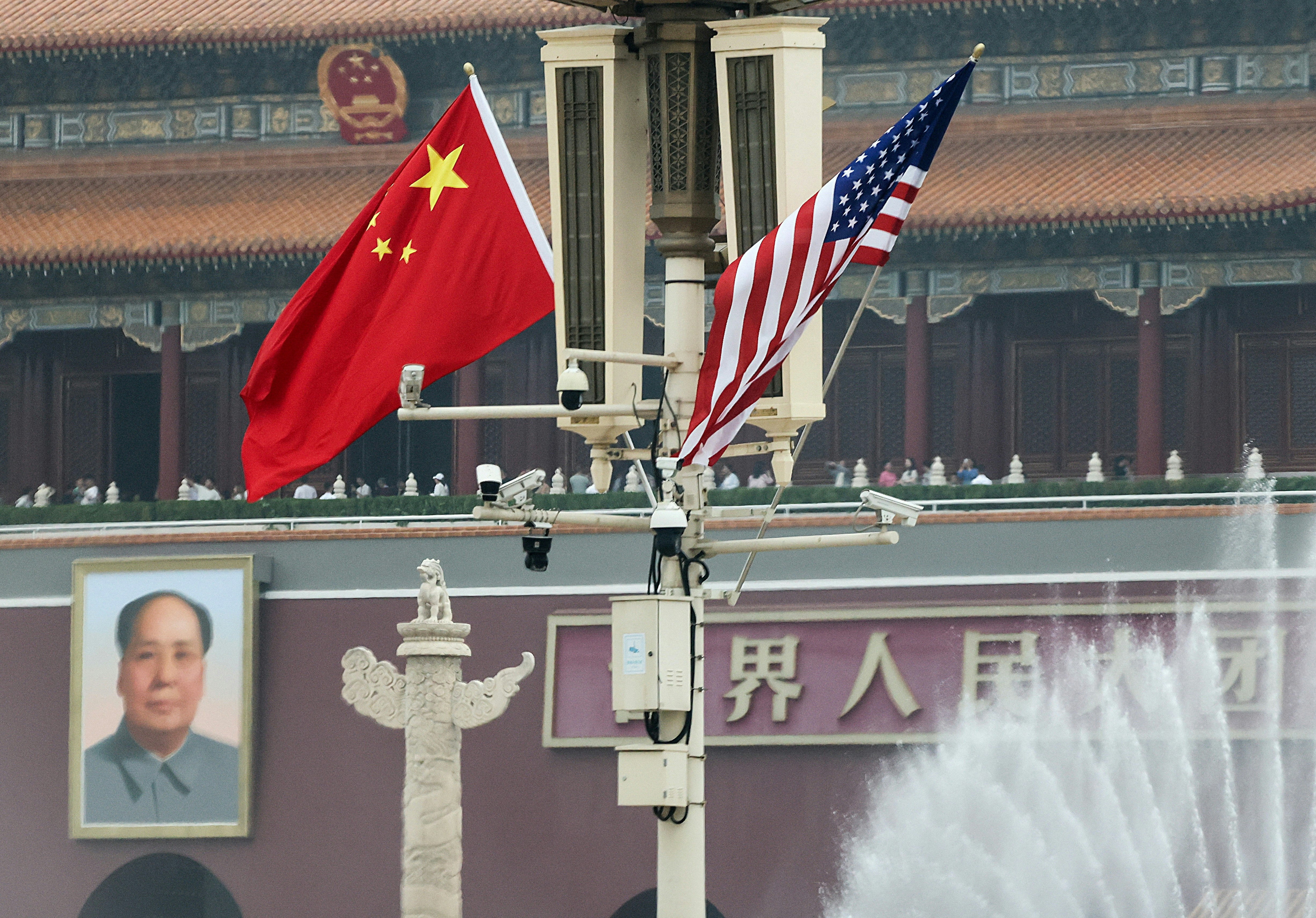 2026年5月15日,美国总统特朗普(Donald Trump)访问中国期间,中美两国国旗在北京天安门前随风飘扬。(Reuters)