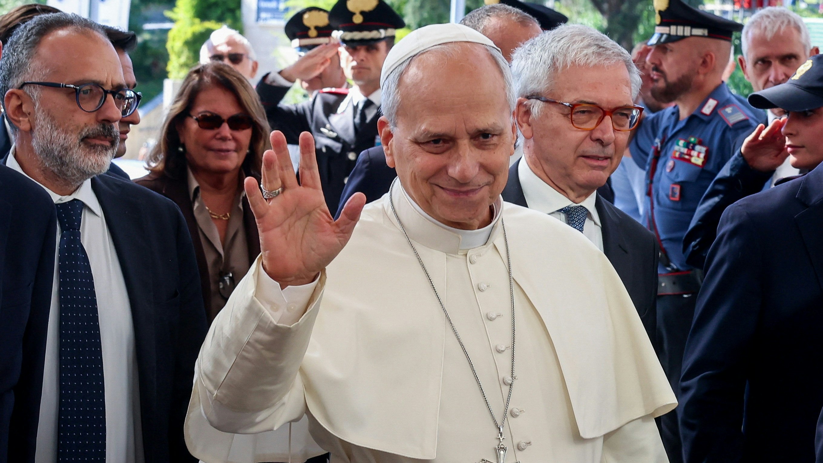 2026年10月13日，意大利罗马，教宗良十四世（Pope Leo XIV）抵达杰梅利医院，准备接受切除肺结节手术。（Reuters）