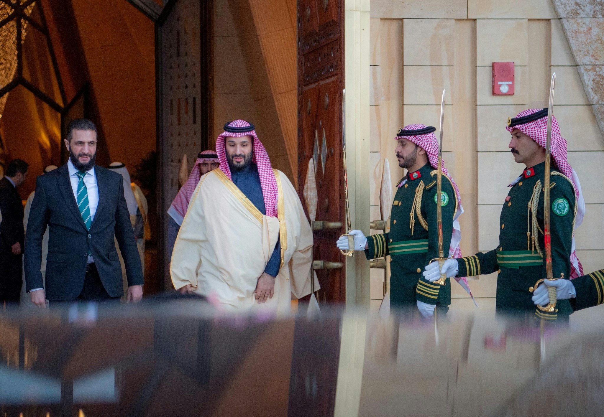 2025年2月2日，叙利亚新任过渡总统沙拉（Ahmed al-Sharaa）在沙特首都利雅得（Riyadh）会见沙特王储穆罕默德（Mohammad bin Salman）。（Reuters）