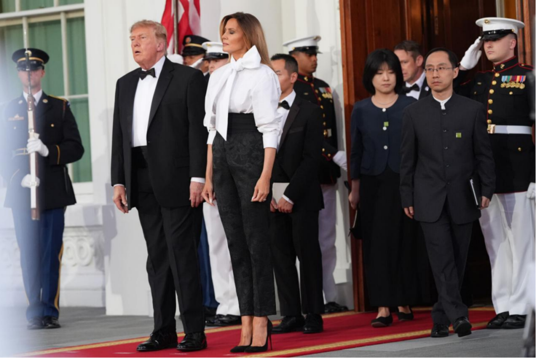 ◆ 9月24日，美国总统特朗普及夫人梅拉尼娅在白宫北门廊迎接前来参加国宴的中国领导人夫妇。（图源：美联社）