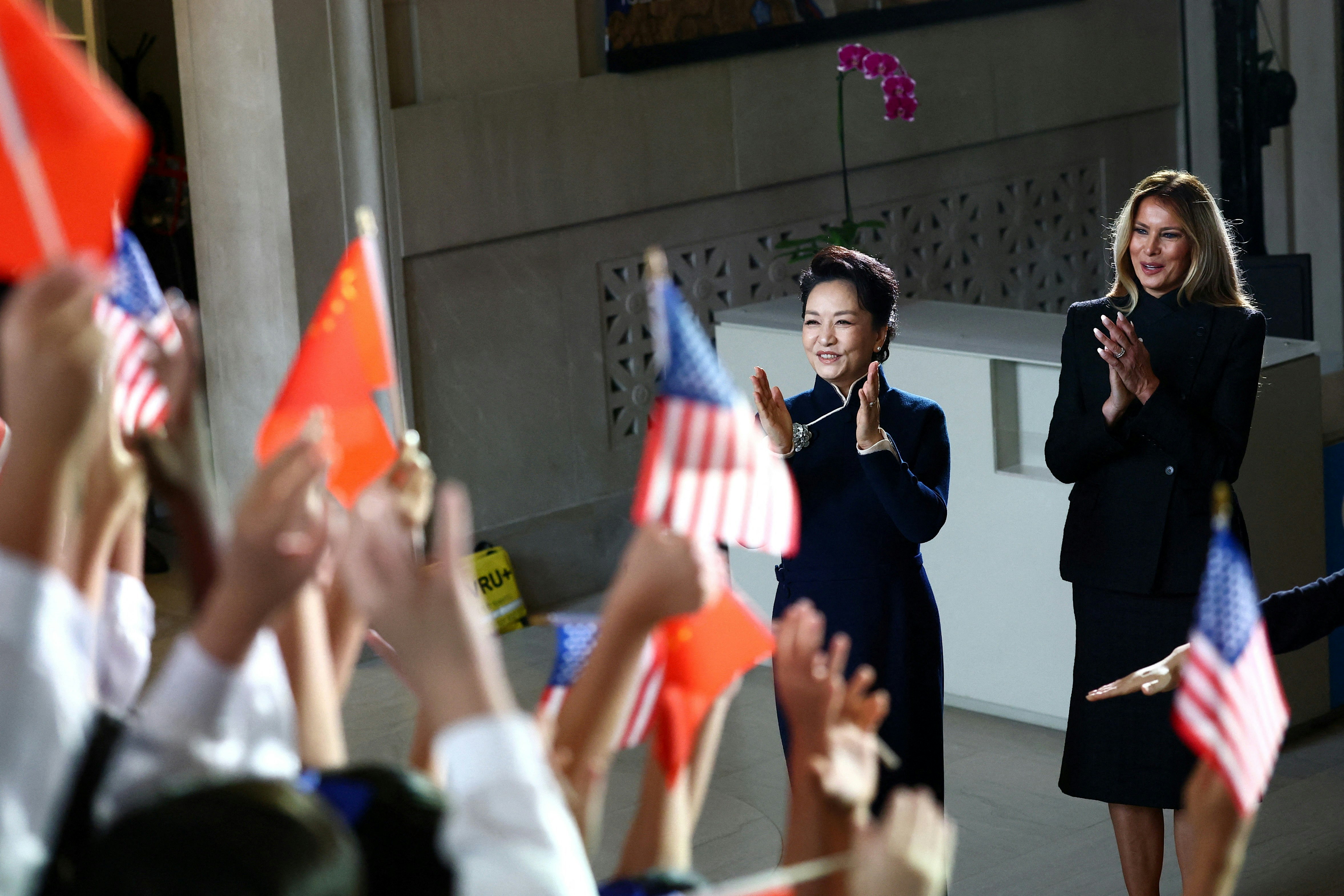 2026年9月24日，中国国家主席习近平夫人彭丽媛（左）与美国第一夫人梅拉尼娅（Melania Trump，右）参观位于美国华盛顿的史密森尼国家亚洲艺术博物馆。（Reuters）