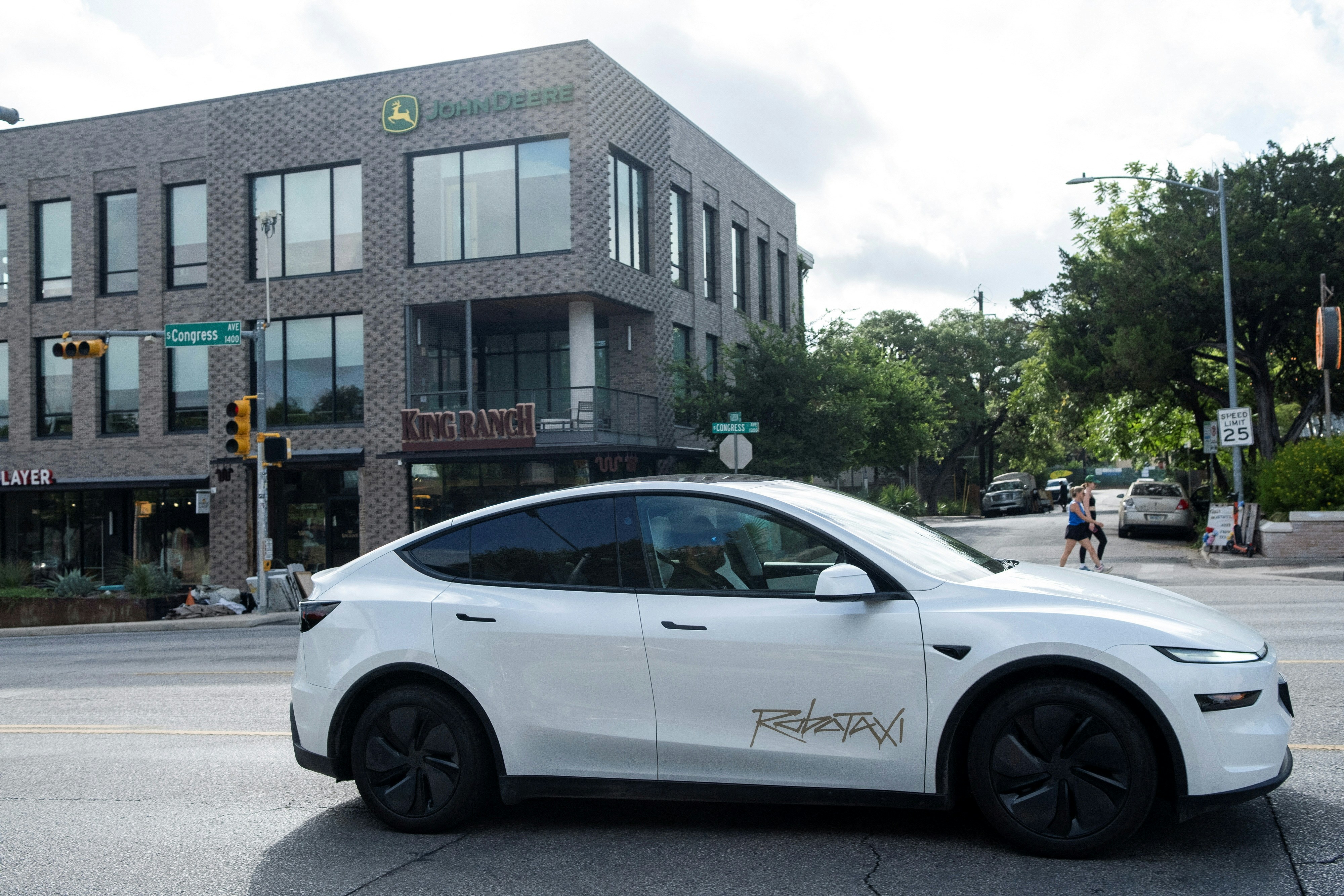 2025年6月22日，特斯拉（Tesla）在美国德州（Texas）奥斯汀市（Austin）开启自动驾驶计程车服务（Robotaxi）试运营。（Reuters）