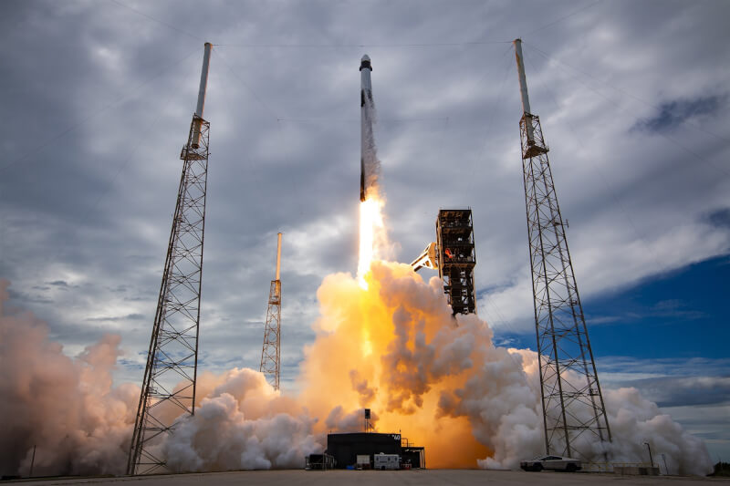 NASA的Crew-13任务团队搭乘SpaceX太空船「优雅号」，1日在佛罗里达州由「猎鹰9号」火箭（图）发射升空。（图取自x.com/SpaceX）