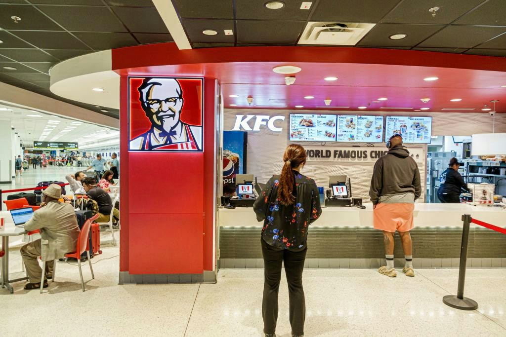 图为在美国的一家肯德基（KFC）分店（Universal Images Group via Getty Images）