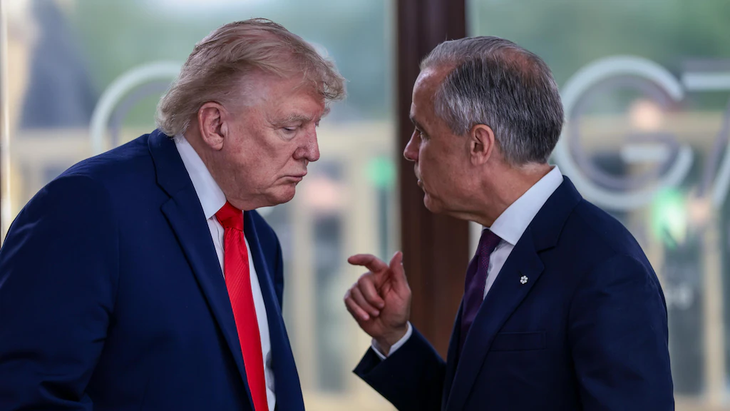 Donald Trump s'entretient avec le Premier ministre canadien Mark Carney lors d'un déjeuner de travail réunissant les dirigeants du G7 à Évian-les-Bains, en France. 