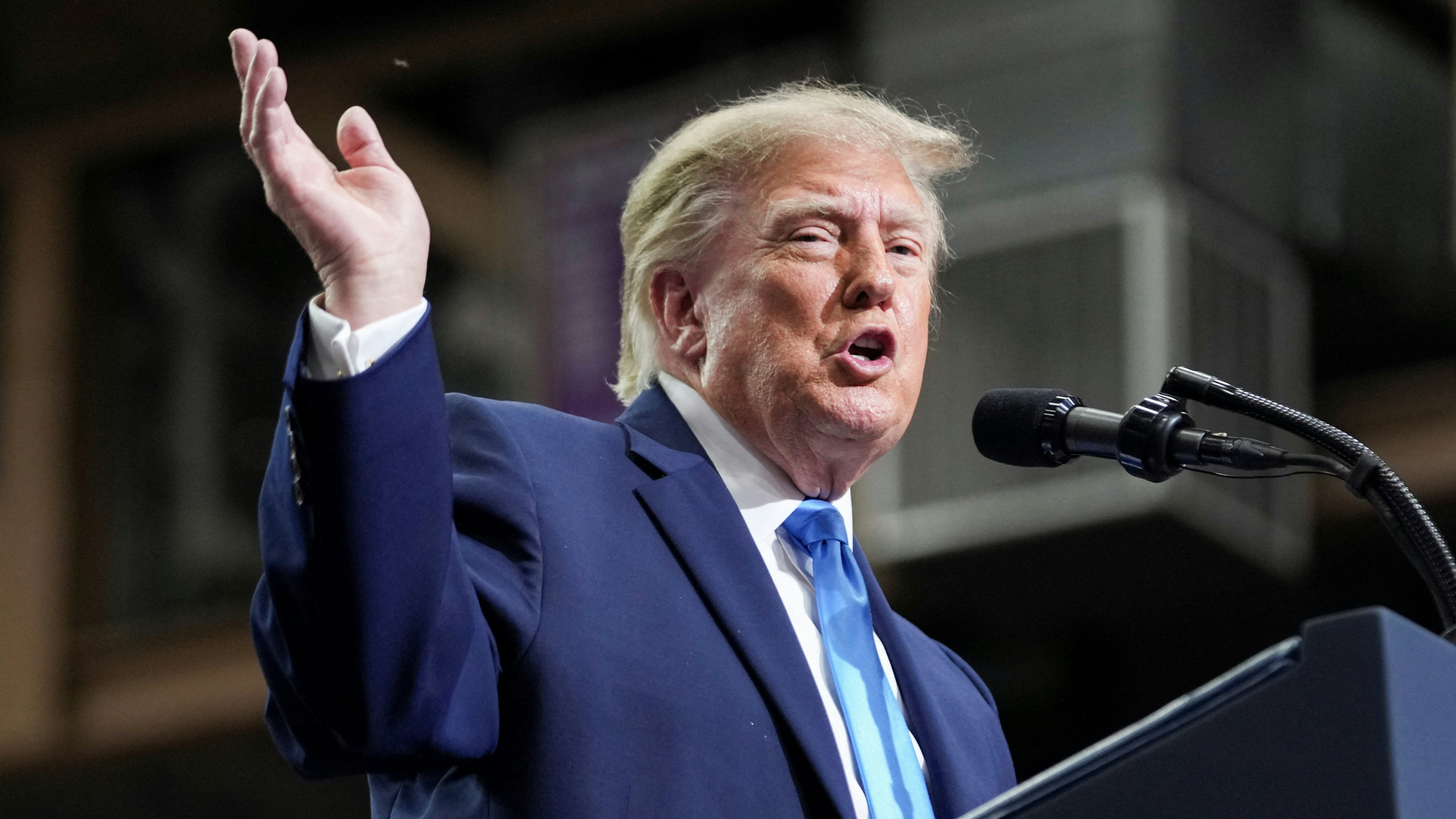 2026年10月3日，美国总统特朗普（Donald Trump）在美国俄亥俄州万达利亚巴特勒高中举行的集会上发表演说。（Reuters）