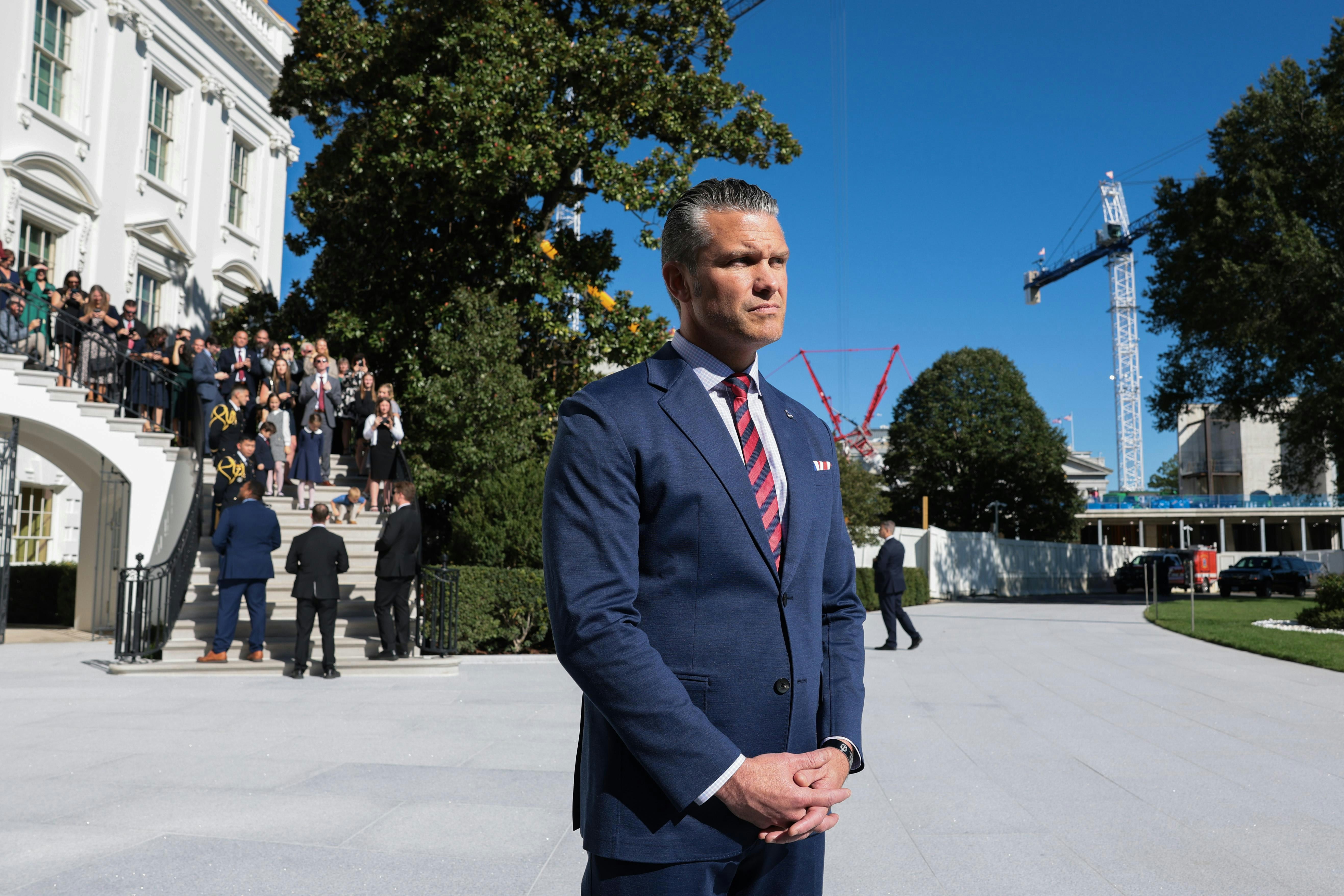 赫格塞思 (Pete Hegseth) 向驻守林肯号 (USS Lincoln) 的水手表示致敬。(Getty)