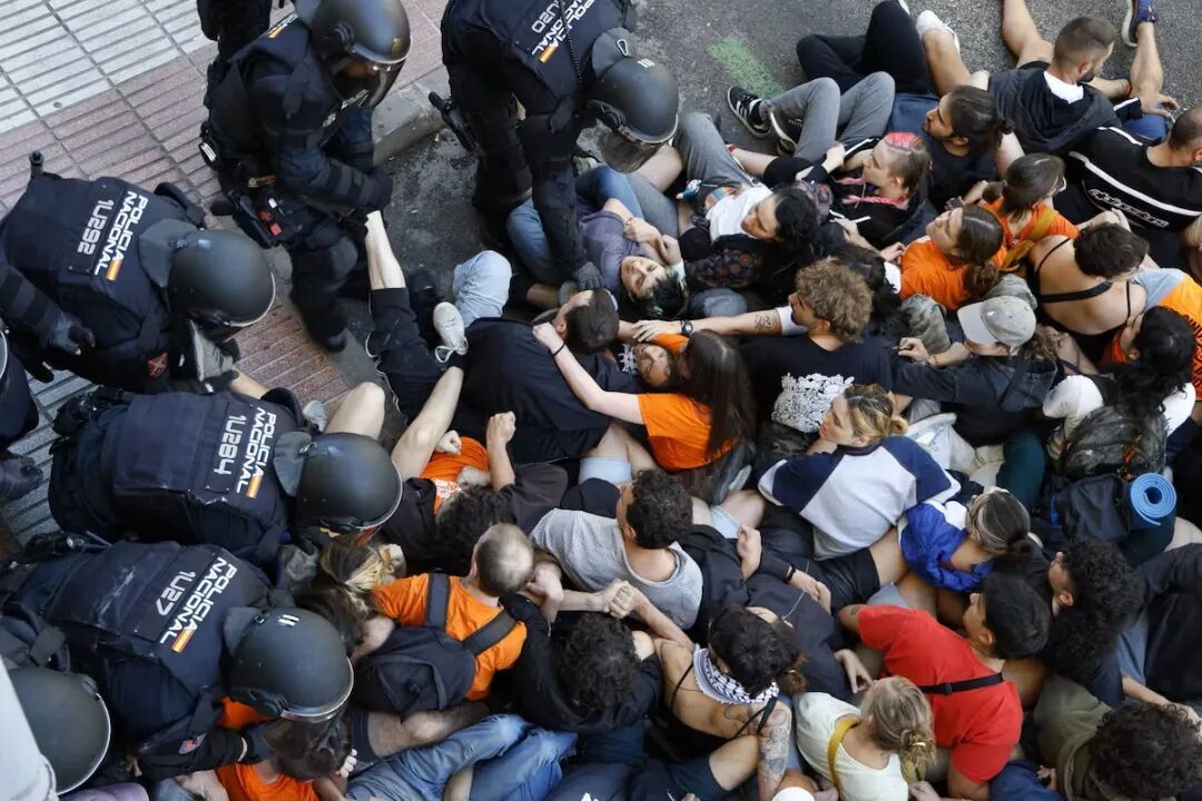 警方与试图阻拦驱逐玛丽卡门的人群爆发冲突。（图源：西班牙《国家报》）