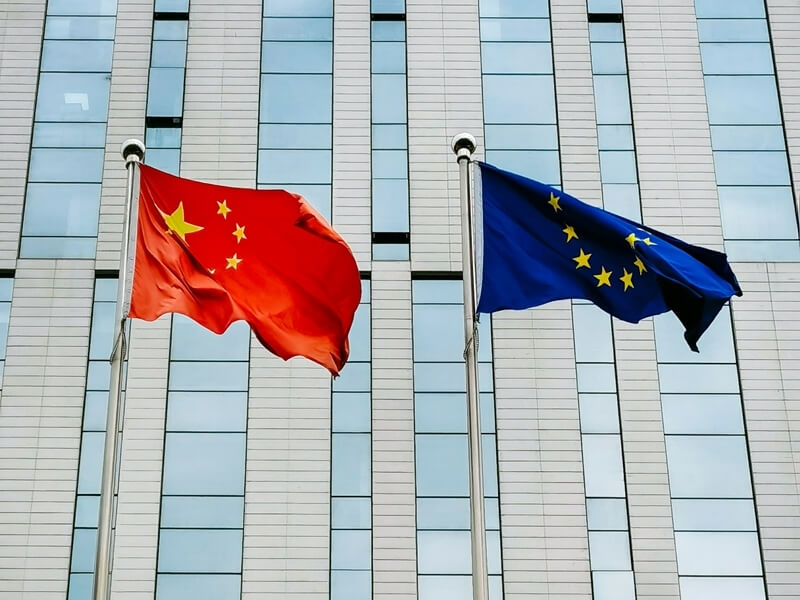 中国五星旗与欧盟旗帜。（图取自Unsplash图库）