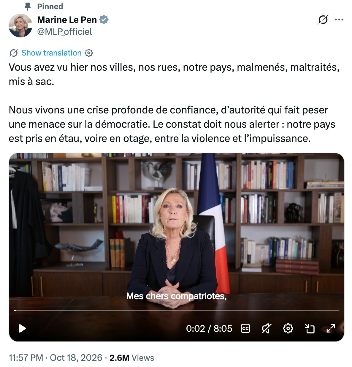 马林勒庞背靠国旗发表讲话：「我们正经历一场深刻的信任与权威危机，这对民主构成了威胁。这一现状必须让我们警醒：我们的国家正陷入暴力与无能为力的夹缝之中，甚至已沦为人质。」（X截图）