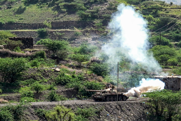2026年9月16日,也門西部塔伊茲(Taiz)以西的卡達哈(al-Kadha)前線,胡塞武裝與沙特支持的也門政府軍持續交戰,一輛戰車在戰場上向前推進。 (Ahmad AL-BASHA / AFP via Getty Images)