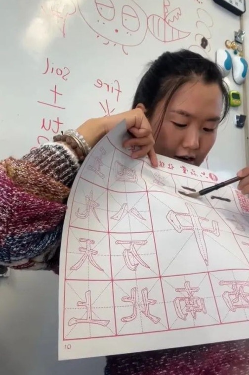 「在这个基础上，我加入有意思的活动吸引他们的注意力，比方投壶、玩皮影戏、做漆扇，慢慢地他们也变得很积极。」（一条授权使用）