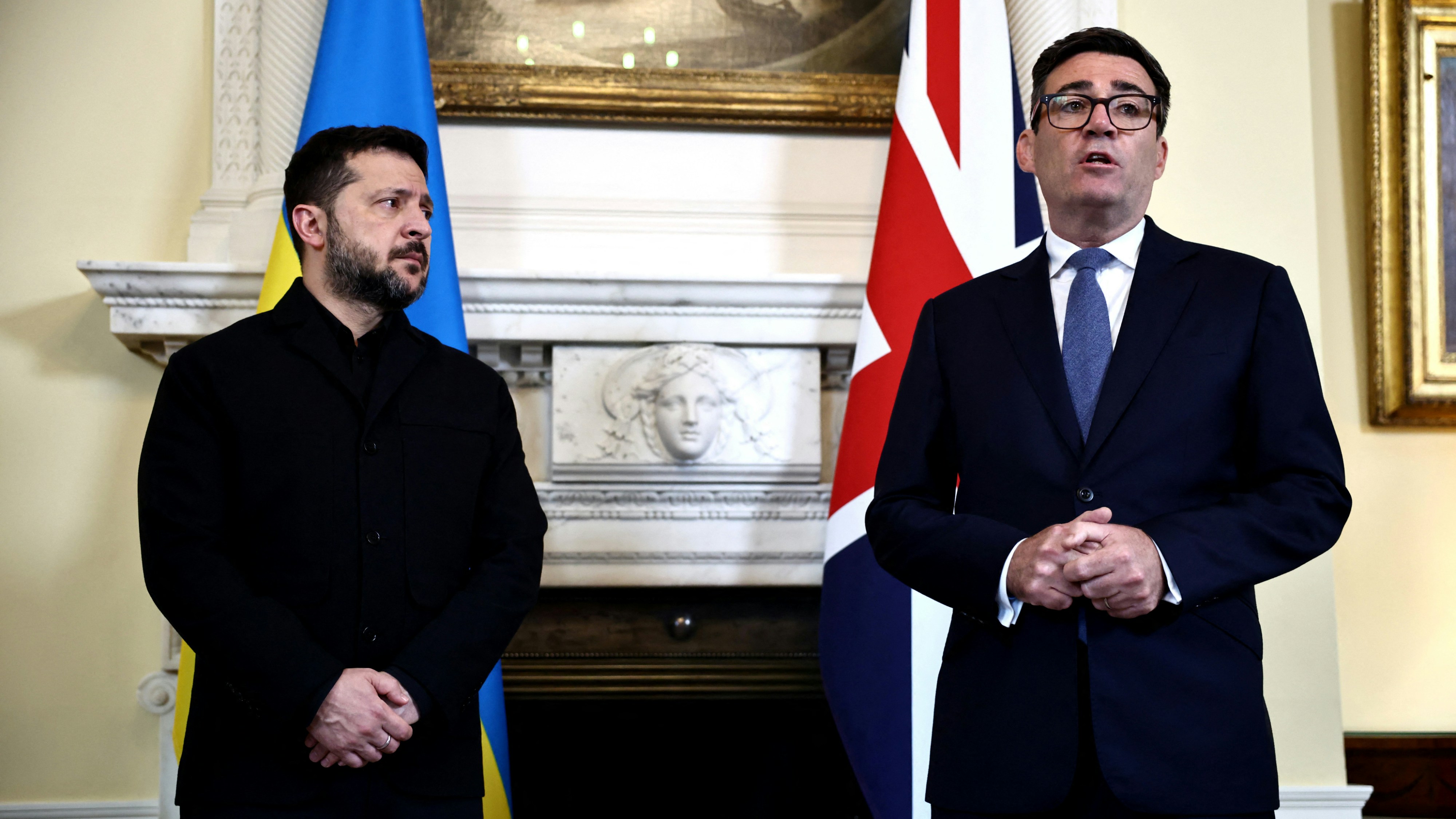 2026年10月14日，英国首相贝安德（Andy Burnham，又译伯纳姆）在唐宁街10号，会见乌克兰总统泽连斯基（Volodymyr Zelenskyy）时发表演说。（Reuters）