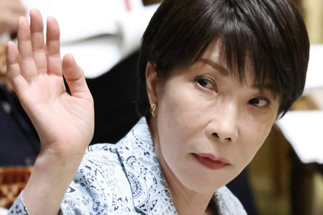 10月19日，在日本国会会议上举手示意的高市早苗。图自日媒