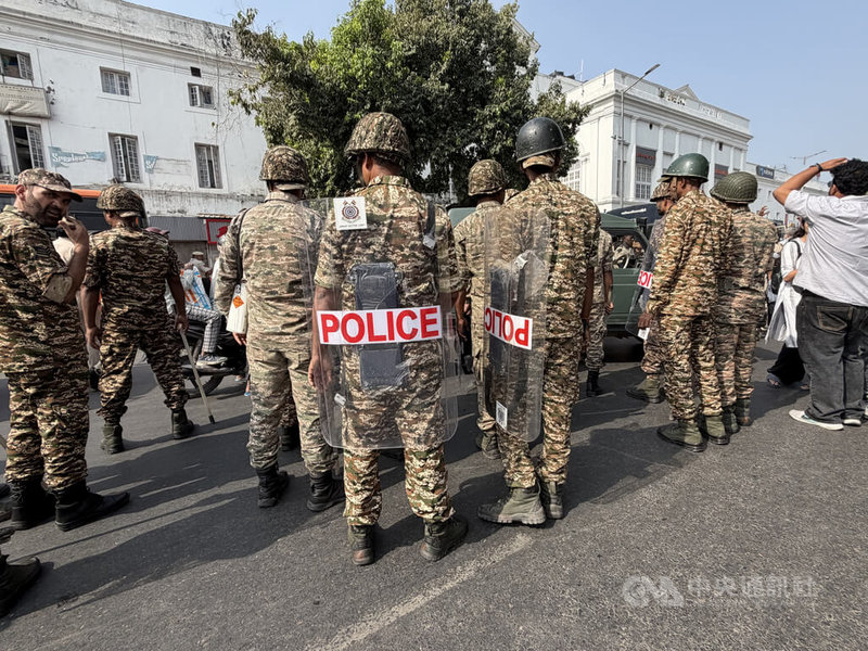 蟑螂人民党发起的抗议引发热烈回响，印度当局除在德里市中心增加设于大街小巷的路障，包括特种部队在内的2.5万军警人员（如图）也不断进驻。中央社记者李晋纬新德里摄　115年10月10日