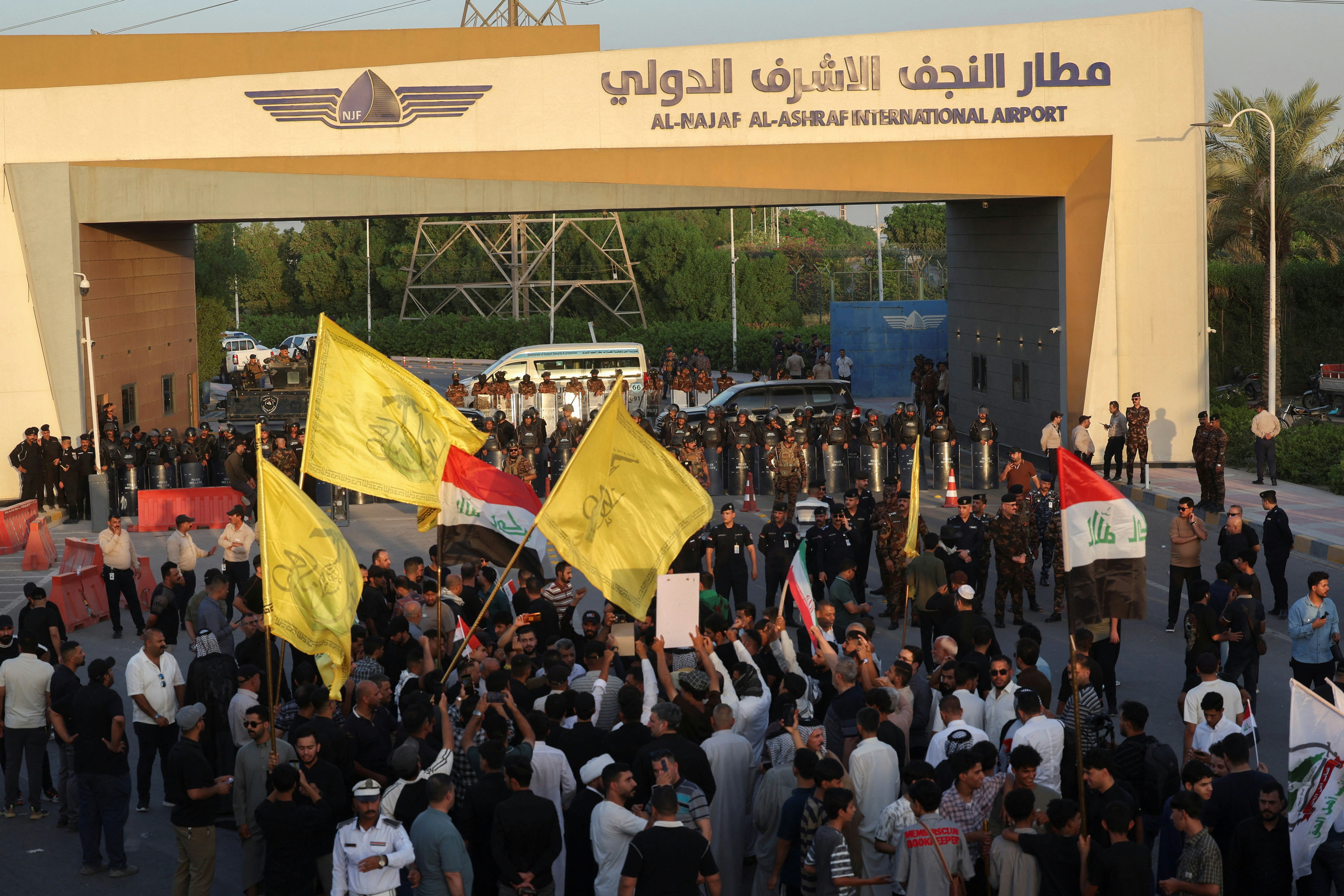 2026年9月28日，伊拉克纳杰夫（Najaf）国际机场外有民众集会，抗议美国对伊朗实施的制裁措施，影响到伊朗和伊拉克之间航班。（Reuters）