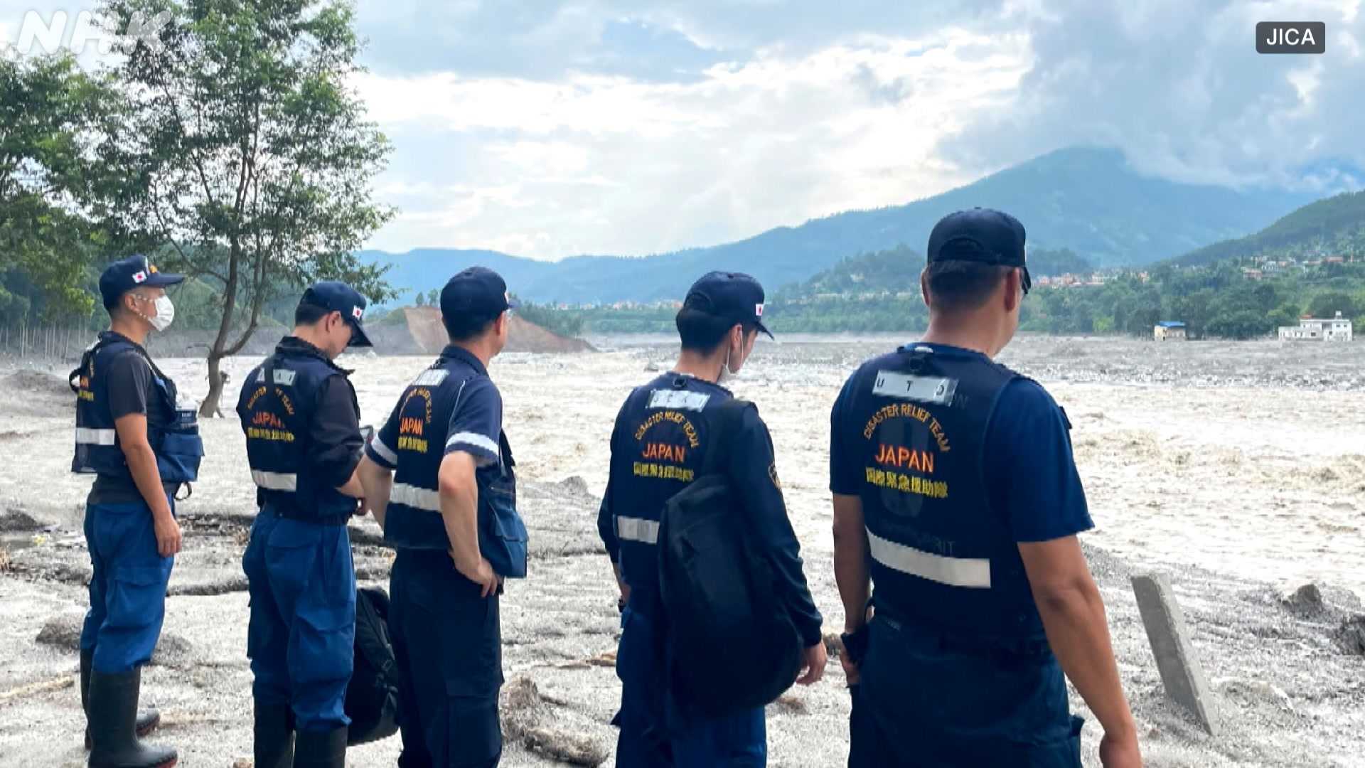Japan relief workers help to identify Nepal flood victims