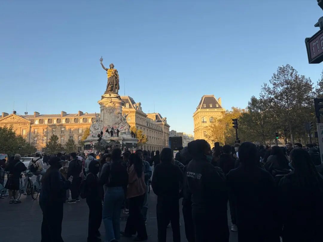 10月18日傍晚地铁出口，许多人观察着远处的情况-自摄