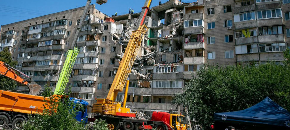 在乌克兰首都基辅，一栋建筑物遭受了无人机和导弹袭击。