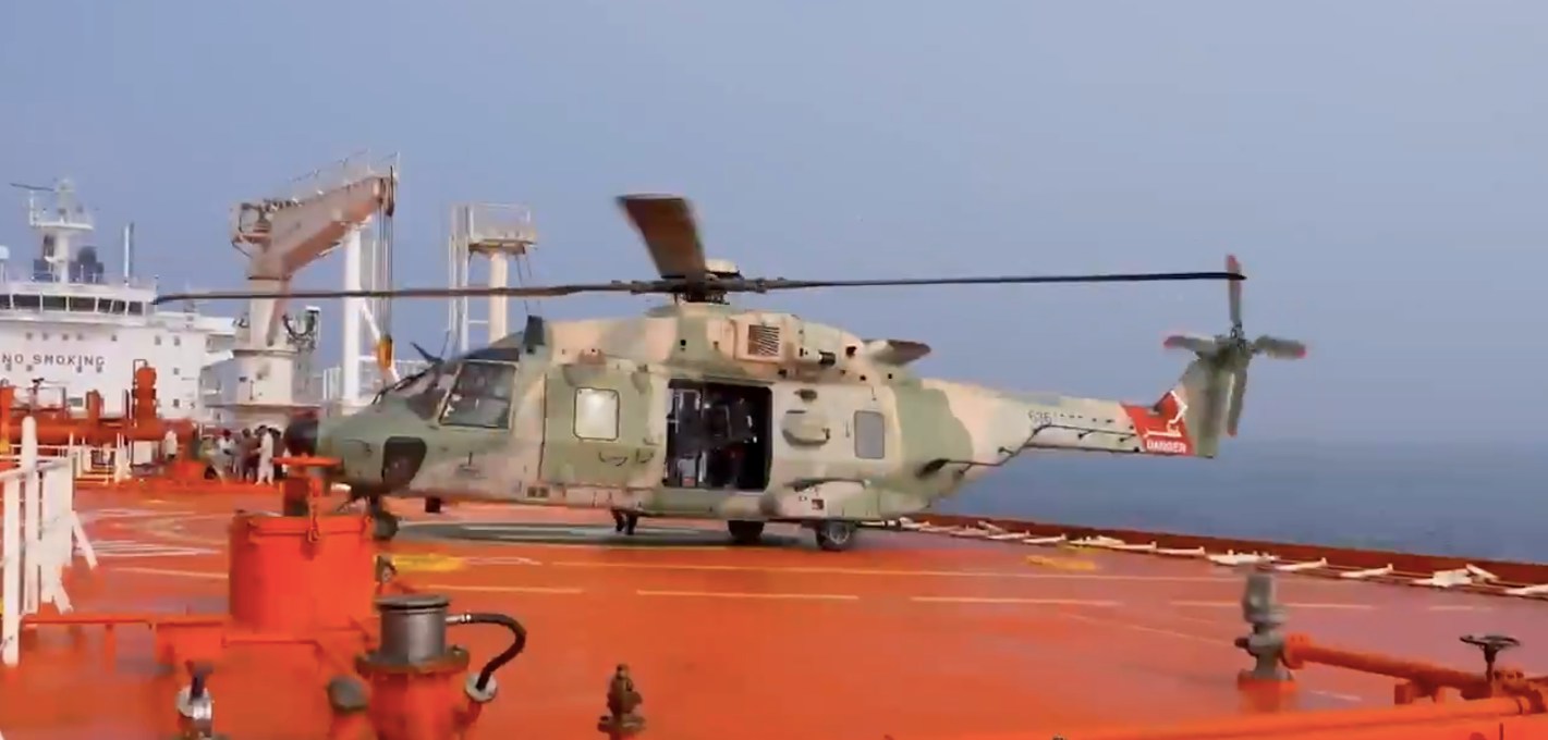 2026年10月6日,阿曼方面公开画面,显示有油轮在霍尔木兹海峡(Strait of Hormuz)受袭后,该国派出直升机救援伤者。(X@MG_MOD_OMAN截图)