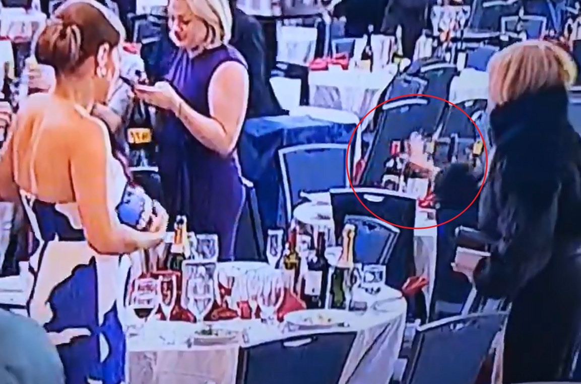 美国白宫记者协会晚宴发生枪击案，在事件过后的混乱场面中，有影片显示一名女子迅速从桌上拿取多瓶酒离开，引发网路热议。（图/翻摄自X@TeslaBoomerPapa）