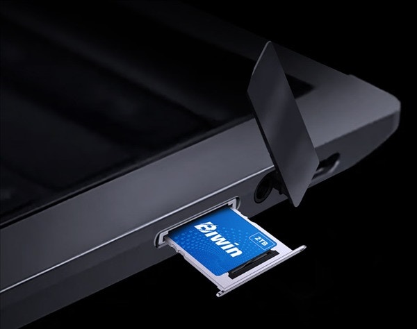 别看体积小，CL100的性能媲美主流固态硬盘，采用PCIe 4.0×2高速接口与NVMe 1.4协议，顺序读写速度最高可达3700MB/s、3400MB/s，随机读写速度最高550K IOPS、650K IOPS。（Biwin）