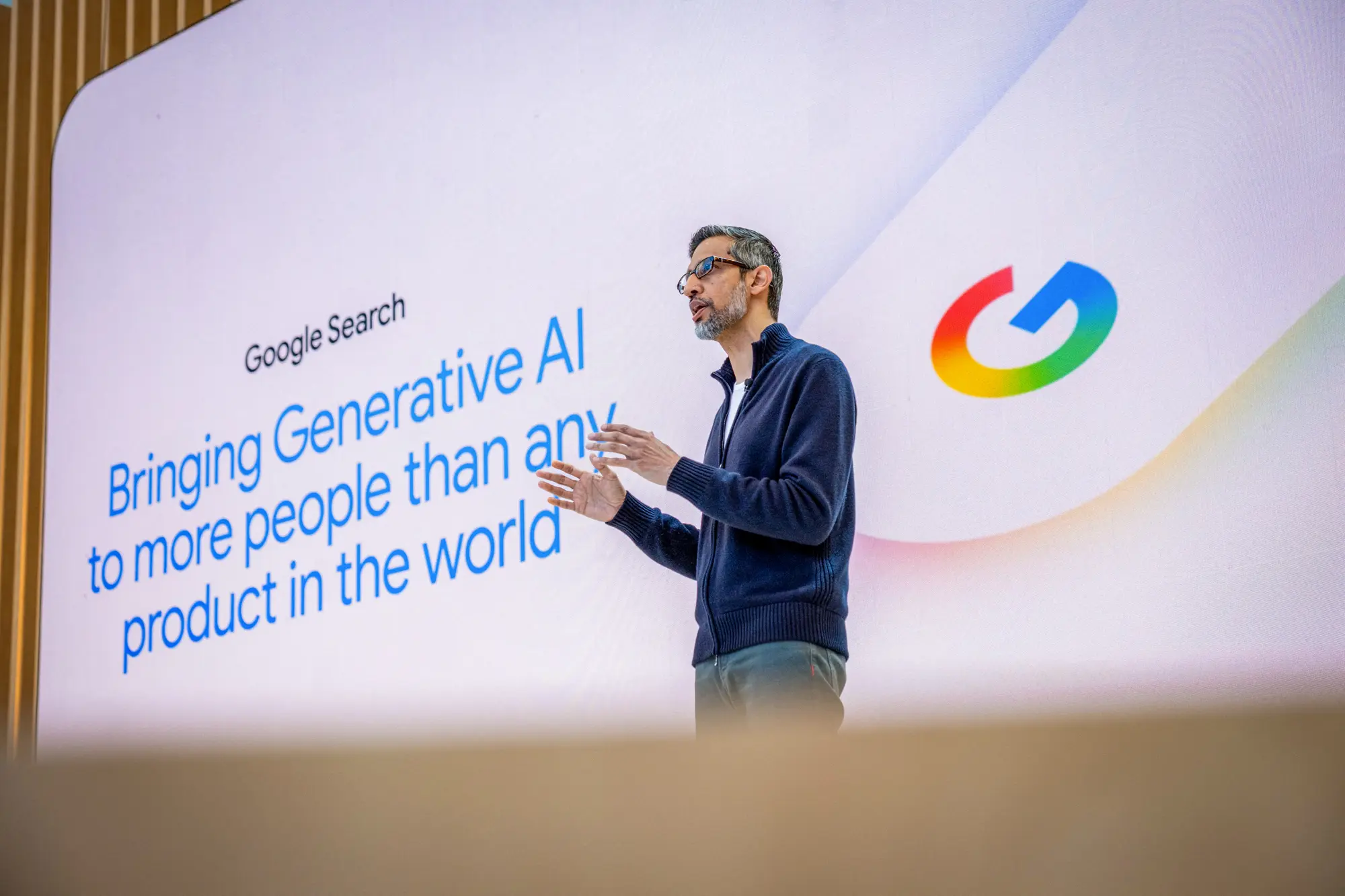 2025年5月20日，谷歌首席执行官桑达尔·皮查伊（Sundar Pichai）在加州山景城（Mountain View）举行的谷歌I/O开发者大会上发表讲话。（Camille Cohen/AFP via Getty Images）